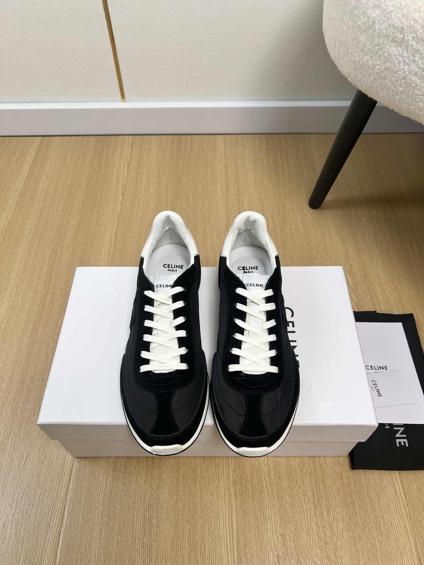 NO:721233,Celine Celine | 2026 Celine 2026 spring and summer new products. The latest hot products in the counter. The latest Racer retro casual sneakers series. Original purchase, development and production. This Racer sneaker is inspired by the new sneakers of the 1970s, integrating the iconic elements of the sneakers of the 1970s. Triomphe embroidery on the side.  The grooved outsole, leather splicing details and other delivery counters are exquisitely packaged. You can close your eyes to read the Xiaohongshu grass. It is comfortable and versatile, casual and fashionable in color matching. The color matching version has become the favorite of many boys and girls. The logo on the side and heel is unique and is loved by the majority of women. Upper: Original customized cowhide. Lining. High-density breathable mesh sheepskin outsole. Original molded TPU anti-slip outsole. Bottom thickness: 2cm.  35-40 (40 customized), casual shoes/sports shoes, celine, celine, sneakers, sheepskin19860909Celine赛琳| 2026 思琳2026春夏新品 专柜最新爆款最新Racer复古 休闲 运动鞋系列 原版购入开发 做货 这款Racer运动鞋 灵感源自70年代的这款全新运动鞋,融合70年代时代运动鞋的标志性元素 侧面Triomphe刺绣 沟纹外底、皮革拼接细节等配送专柜精美包装,小红书种草可以闭眼入那种,舒适百搭拼色休闲时尚,配色版型成为很多男女生的最爱,侧面与后跟的logo别具一翻,深受广大女性喜爱 鞋面 原版定制牛绒 内里 高密度透气网料羊皮 大底 原版开模TPU防滑大底 底厚 2cm 码数 35-40（40定制）,休闲鞋/运动鞋,celine,celine,sneakers,sheepskin,Women's Shoes