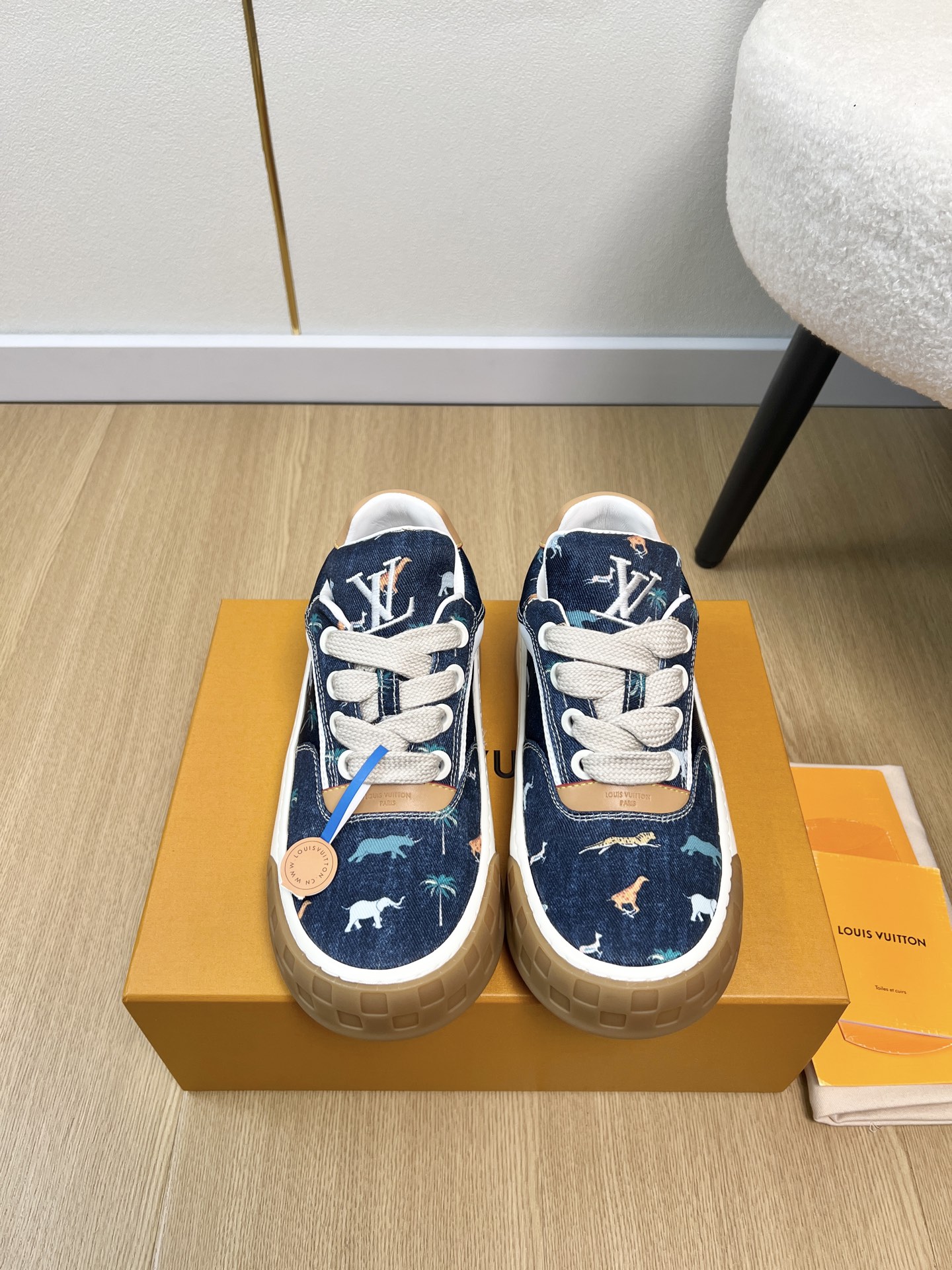 NO:721237,High-version couple models Louis Vuitton Louis Vuitton | 2026 L's 2026 spring and summer new products The counter mainly sells high-quality hot-selling donkey brand Tilted series catwalk models, thick soles, casual couples models, sports shoes, skateboard shoes series, original purchase, development and production. Inspired by the retro silhouette of the era, LV Tilted is a classic men's low-top sports shoe. Its name comes from the slightly slanted LV on the tongue.  Embroidered logo. Wide fabric laces and thick rubber outsole create eye-catching proportions. The Damier checkerboard pattern on the toe box and the Monogram flower on the outsole continue the logo design language. This version is made of soft suede cow leather, and the leather eyelets highlight the brand's ingenuity. It is a modern sports shoe with high technological content. The details are perfect. The upper is original custom cowhide. The lining is imported sheepskin. The outsole is an exclusive molded two-color outsole. The sole is 3.5cm thick.  Size female 35-41 male 39-46 (female 40.41 male 45.46 customized), casual shoes/sports shoes, louis vuitton, louis vuitton, louis vuitton, louis vuitton, louis vuitton, sneakers, cowhide, sheepskin19860909高版本情侣款 Louis Vuitton 路易威登 | 2026 L家2026春夏新品 专柜主打代购品质爆款驴牌Tilted系列 走秀款 厚底 休闲 情侣款 运动鞋 滑板鞋系列 原版购入开发做货灵感源自 年代的复古廓形,LV Tilted 是一款经典的男士低帮运动鞋.其名源自鞋舌上微斜的 LV 刺绣标识.宽幅织物鞋带与厚实橡胶外底塑就醒目比例,鞋头 Damier 棋盘格纹与外底 Monogram 花卉延续标识设计语言.此版本选用柔软的绒面牛皮革,皮革鞋眼片彰显品牌匠心工艺超具科技含量的一款摩登运动鞋细节满分 鞋面原版定制牛皮 内里进口羊皮里 大底独家开模双色大底 底厚 3.5cm 码数女35-41男39-46（女40.41男45.46定制）,休闲鞋/运动鞋,louis vuitton,louis vuitton,louis vuitton,louis vuitton,louis vuitton,sneakers,cowhide,sheepskin,Women's Shoes