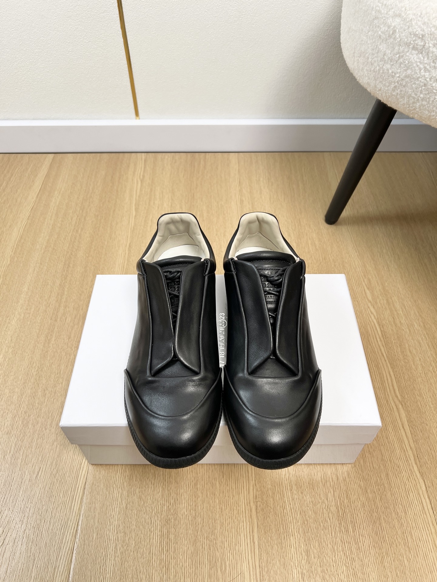 NO:721184,High version couple model Maison Margiela *Margiela | 2026 2026 early spring new products counter new popular moral training sneaker series ~ MM6 Margiela classic Forrest Gump retro casual sneakers, a classic and timeless style that can be worn in all seasons!  Casual and casual, the contrasting color splicing of multiple materials doubles the sense of fashion, and the shoelaces and soles echo each other, making it look good and versatile for daily use!  Wear it casually and look classy!  It can be easily matched with various styles!  Upper Original custom cowhide/Grete/customized cloth Lining Original silk cowhide Feet Original silk cowhide Outsole Original open-molded beef tendon rubber outsole Size: female 35-40 male 39-46 (female 40 male 45.46 customized) (note another 47.48.49.50 customized 50), casual shoes/sports shoes, masion margiela, masion margiela, sneakers, cowhide19860909高版本情侣款Maison Margiela *马吉拉 | 2026 2026早春新品 专柜新款爆款德训运动鞋系列～ MM6马吉经典阿甘复古休闲运动鞋 四季可穿搭经典不过时的款！休闲又随意,多种材质撞色的拼接,时髦感倍增,鞋带鞋底互相呼应,日常好看又百搭！随便穿搭就可以很高级！搭配各种风格都可轻松驾驭！ 鞋面 原版定制牛皮/格力特/定制布 内里 原版丝绸牛皮 垫脚 原版丝绸牛皮 大底 原版开模牛筋橡胶大底 码数 女35-40男39-46（女40男45.46定制）（注另47.48.49.50 定制50）,休闲鞋/运动鞋,masion margiela,masion margiela,sneakers,cowhide,Women's Shoes