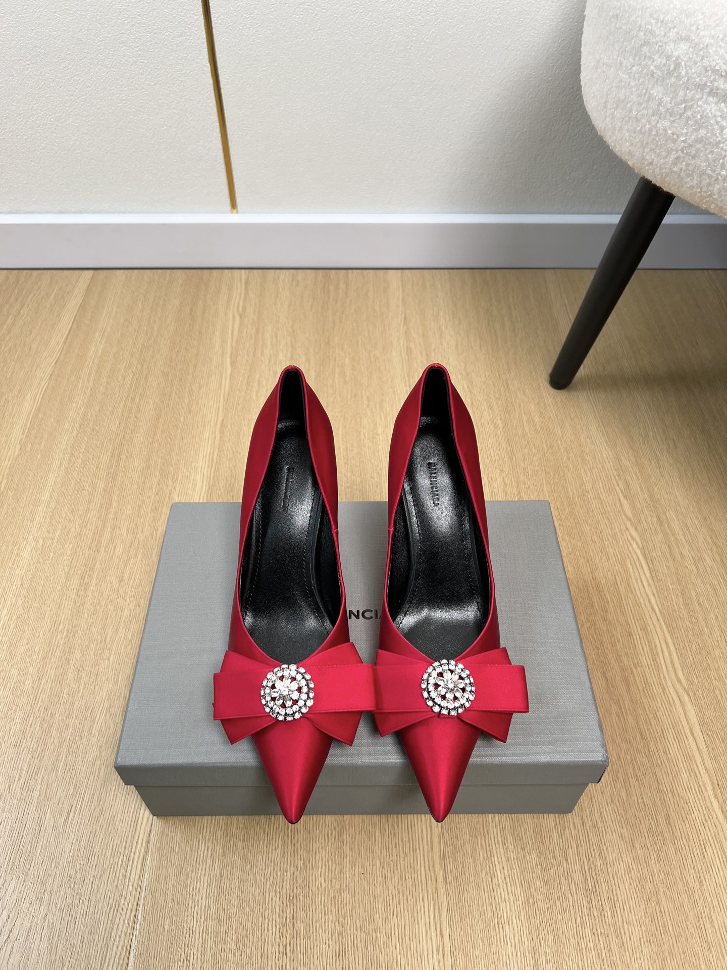 NO:721228,BALENCIAGA Balenciaga | 2026 B's 2026 early spring new products. The latest popular rhinestone buckle bow pointed toe shoes series in the counter. Love at first sight. Xiaohongshu highly recommends this model. It looks good no matter how you match it. It is a must-have for fashion. Women love simple and irresistible styles/matching to show unique dressing styles. Free mix and match to shine. Original custom cowhide/silk upper. Imported sheepskin lining. Outsole. Imported Italian leather outsole. Heel height 8.5cm.  Size 34-41 (34.40.41 customized), high heels, balenciaga, balenciaga, high heels, cowhide, sheepskin, real silk, Leather soles19860909BALENCIAGA巴黎世家 | 2026 B家2026早春新品 专柜最新爆款水钻扣蝴蝶结尖头单鞋系列 一见钟情 小红书力推款,怎么搭配都好看,时髦精必备,女士钟爱简约又难以抗拒系/搭配展现与众不同的穿搭风格、自由混搭闪耀到位 鞋面原版定制牛皮/真丝 内里进口羊皮 大底意大利进口真皮大底 跟高8.5cm 码数34-41（34.40.41定制）,高跟鞋单鞋,balenciaga,balenciaga,high heels,cowhide,sheepskin,real silk,Leather soles,Women's Shoes