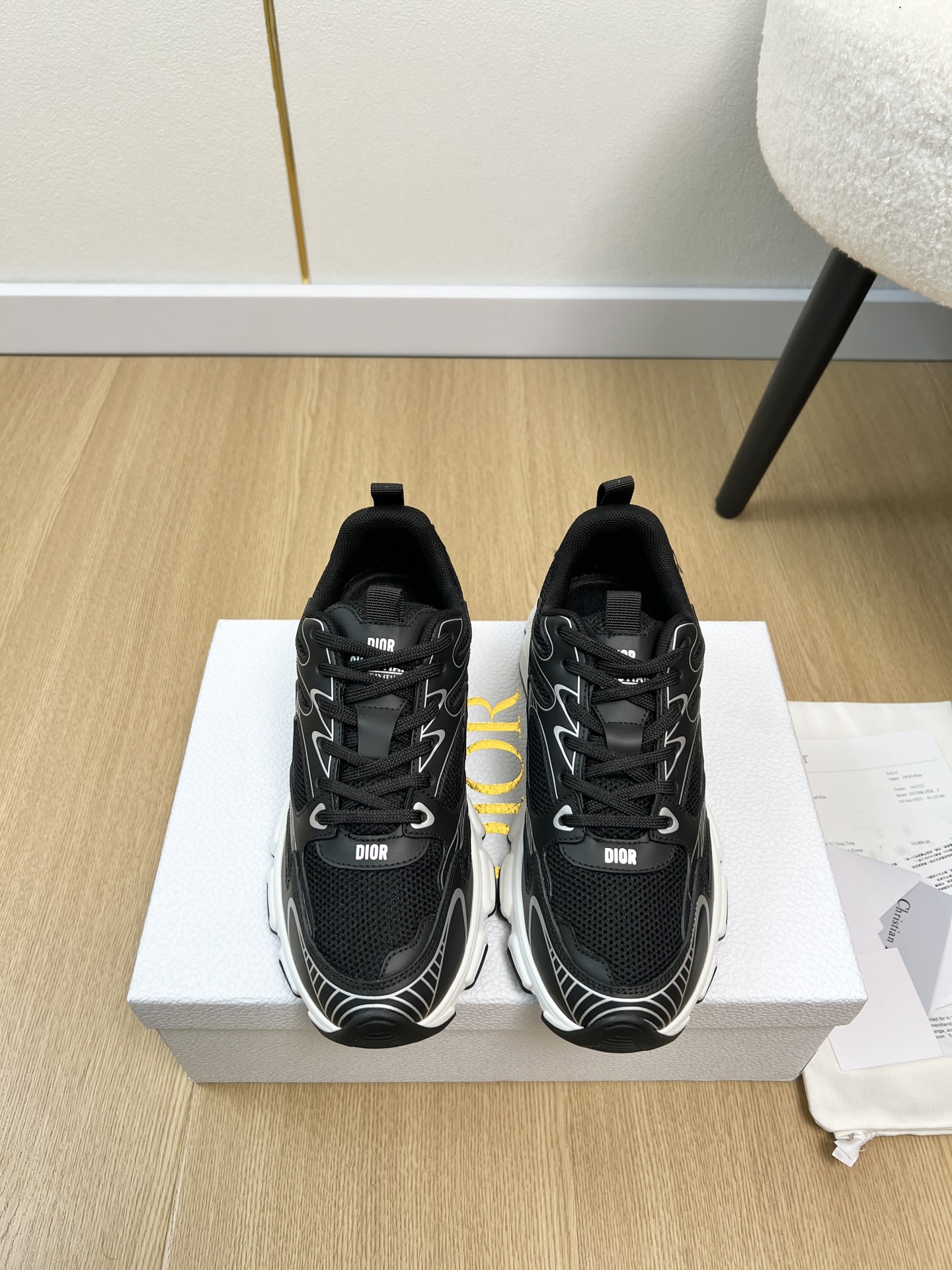 NO:721223,DIOR Dior for Couples | 2026 D Home 2026 Spring and Summer New Products The latest casual sports shoe series in the counter Original purchase, development and production This Run'n'Dior sports shoe is a new product in the 2026 Spring and Summer series, reinterpreting the sports style with an elegant and fashionable shape. The upper is carefully made of white mesh fabric, and the exquisite two-color sole is light and soft, which can add a high-end temperament to all kinds of casual styles. The upper is original customized cowhide + technical fabric  Imported high-density breathable mesh inside, outsole original molded TPU two-color outsole, heel height 5cm, size female 35-41, male 39-45 (female 40.41, male 39.45 customized), women's style, men's style, casual shoes/sports shoes, dior, dior, dior, sneakers, cowhide19860909情侣款DIOR迪奥 | 2026 D家2026春夏新品 专柜最新休闲 运动鞋系列 原版购入开发 做货 这款 Run'n'Dior 运动鞋是2026春夏系列新品,以优雅时尚的造型重新演绎运动风格.鞋面采用白色网眼织物精心制作,精致的双色鞋底轻盈柔软,可为各式休闲造型增添高订气质 鞋面原版定制牛皮+科技面料 内里进口高密度透气网  大底原版开模TPU双色大底 跟高 5cm 码数女35-41男39-45（女40.41男39.45定制） 女款 男款,休闲鞋/运动鞋,dior,dior,dior,sneakers,cowhide,Women's Shoes