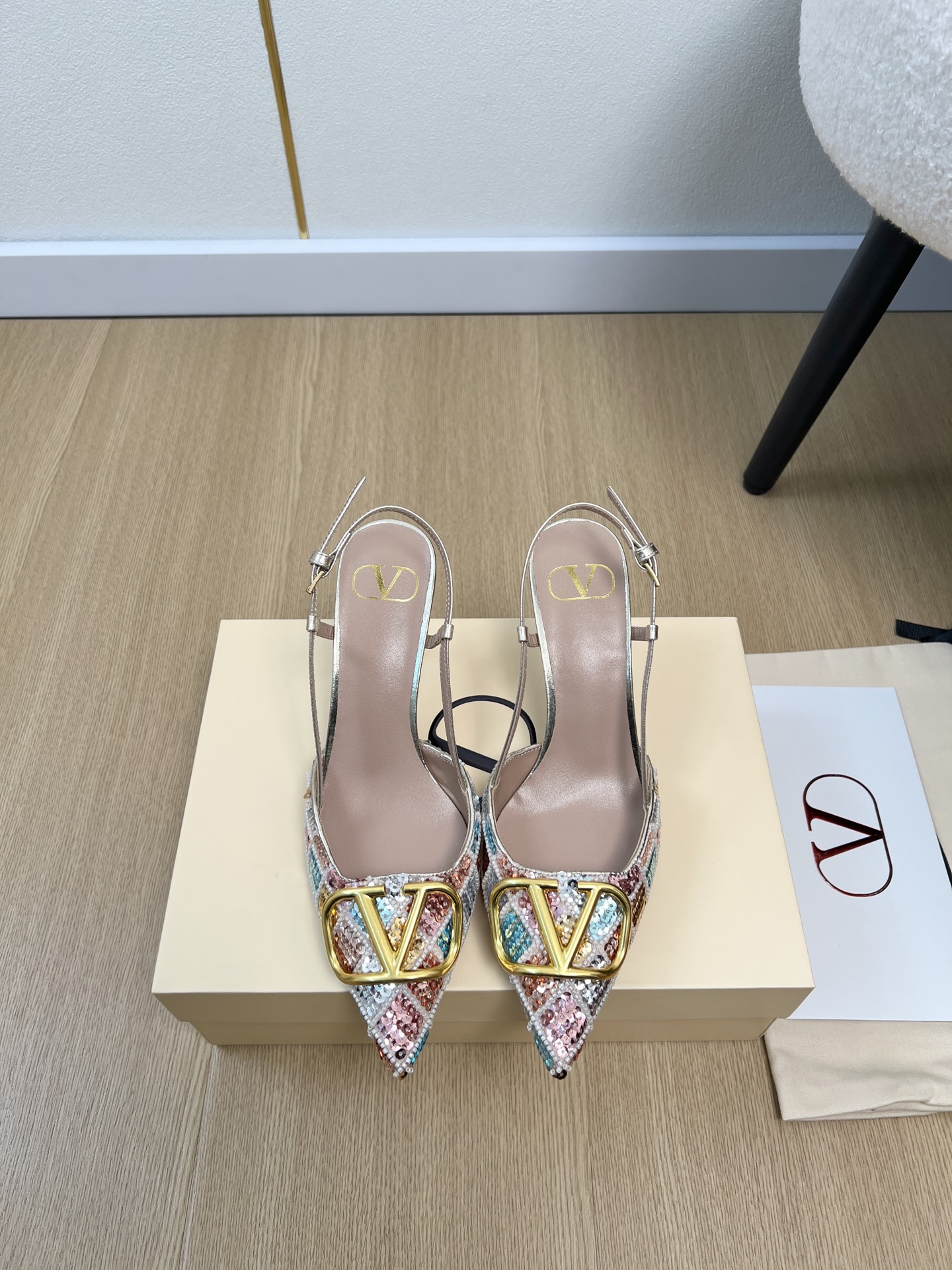 NO:721217,Valentino Valentino | 2026 V Home 2026 Spring and Summer New Products Counter New Large V-Buckle Pointed Toe Back Hollow Sandals Series Hot Thai Pants!  A perfect artifact. The mid-heel design looks good but is not tiring to wear. The deep-cut design highlights the brand's unique design style. Luxurious and fashionable. Very recognizable. Exquisite round toe. The side curve is perfect. The taste is particularly pure. The lady's temperament is full of femininity. The foot feels perfect. Summer really needs versatile shoes. They look good no matter how you match them. They are casual and high-end. The comfort is also great. Paired with various pants, it is trendy. Super good-looking and versatile.  The rhinestone matching design perfectly blends the joy of seamless switching between playfulness and elegance. Wear it and dance a cheerful swing dance. Imported custom fabrics for the upper, sheepskin lining, sheepskin for foot pads. Genuine leather outsole imported from Italy. Heel height 8cm. Size 34-42 (34.40.41.42 customized). Sandals, valentino, valentino, sandals, sheepskin, Leather soles19860909Valentino 华伦天奴 | 2026 V家2026春夏新品 专柜新款大V扣尖头后空凉鞋系列 泰裤辣！妥妥神器一枚 中跟设计穿上好看又不会累,深口设计搭配彰显了品牌独有的设计风格 奢华时尚 极有辨识度 精致的圆头 侧身弧线完美味儿特别纯正 名媛气质女人味十足,脚感满分夏天真的太需要百搭鞋了,怎么搭配都好看,随意且高级的感觉舒适度也很棒,搭配各种裤子,潮爆了 超好看百搭 水钻搭配设计完美融合在俏皮和优雅问无缝切换的快乐,穿上它跳起欢快的摇摆舞吧 鞋面进口定制面料 内里羊皮 垫脚羊皮 大底意大利进口真皮大底 跟高8cm 码数34-42（34.40.41.42定制）,凉鞋,valentino,valentino,sandals,sheepskin,Leather soles,Women's Shoes