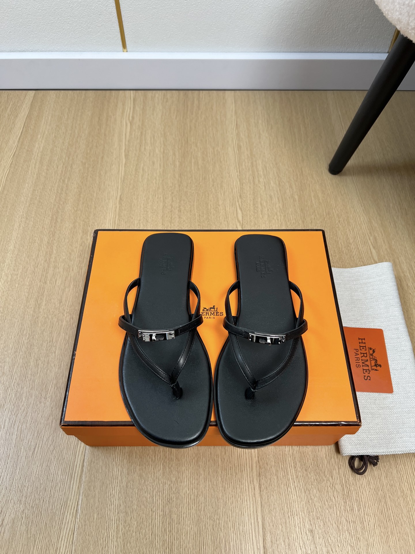 NO:721211,HERMES | 2026 H Home 2026 spring and summer new products. The counter features the latest popular flip-flop sandals series. Upper, specific calfskin surface, lining, imported mixed sheepskin outsole, original genuine leather outsole, high heel, flat bottom, size 35-41 (40.41 customized, non-refundable), split-toe shoes, hermes, hermes, sandals, cowhide, sheepskin, Leather soles19860909HERMES 爱马仕| 2026 H家2026春夏新品 专柜主打最新爆款夹脚凉鞋系列 鞋面 特定小牛皮面 内里 进口混种羊皮 大底 原版真皮大底 跟高 平底 码数 35-41（40.41定制不退换）,分趾鞋,hermes,hermes,sandals,cowhide,sheepskin,Leather soles,Women's Shoes