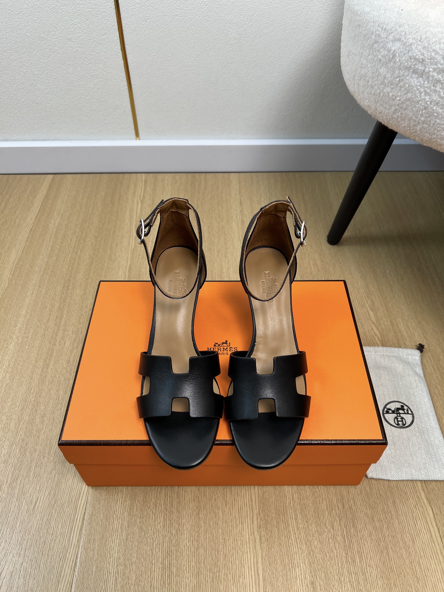 NO:721205,HERMES | 2026 H family 2026 spring and summer new products. The counter focuses on the latest popular thick-soled sandals series. Upper: specific calf leather surface/sheep lining. Imported mixed sheepskin outsole. Original genuine leather outsole. Heel height: 7cm.  35-41 (40.41 customization is non-refundable), sandals, hermes, hermes, sandals, cowhide, sheepskin, sheep, Leather soles19860909HERMES 爱马仕| 2026 H家2026春夏新品 专柜主打最新爆款厚底凉鞋系列 鞋面 特定小牛皮面/羊猄 内里 进口混种羊皮 大底 原版真皮大底 跟高 7cm 码数 35-41（40.41定制不退换）,凉鞋,hermes,hermes,sandals,cowhide,sheepskin,sheep,Leather soles,Women's Shoes