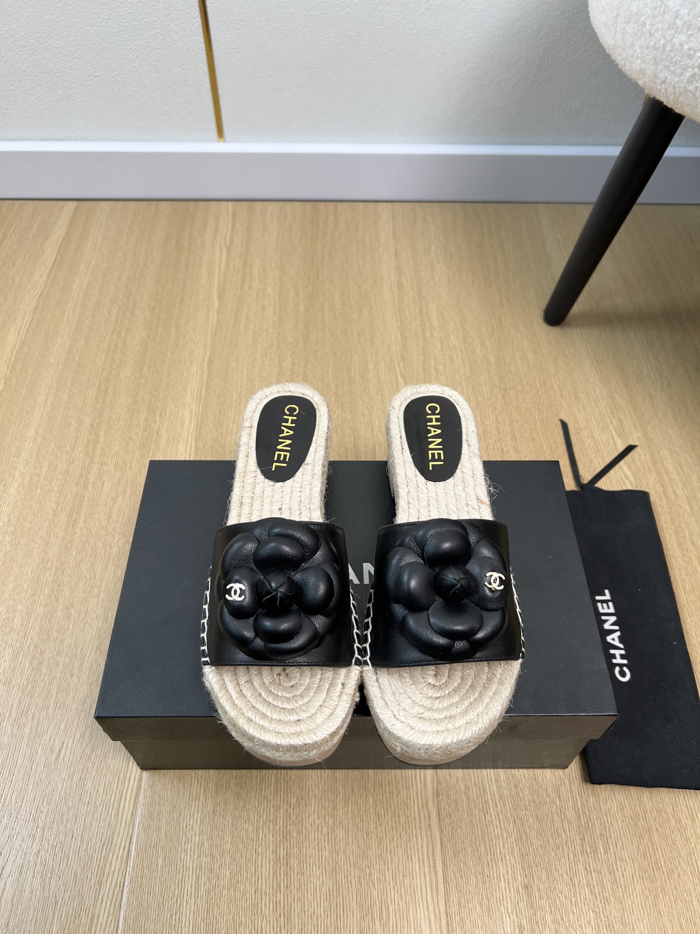 NO:721199,CHANEL Chanel | 2026 Xiaoxiang's 2026 spring and summer new products, the new hot-selling hemp rope camellia thick-soled slippers series in the counter, love at first sight, Xiaohongshu strongly recommends this style, it looks good with any combination, a must-have for fashion, Ms. Xiaoxiang loves simple and irresistible styles/matching to show a unique style, free mix and match to shine and follow the fashionable steps of Grandma Xiang!  !  !  Enlarge the exquisite details to see the original molded hardware buckle. The top version is made at the purchasing level and benefits for small people. Thick sole. Increases height. Super slim. Must-have fashion item for little fairies this year. Upper. Imported sheepskin. Lining. Sheepskin outsole. Original molded solid wood outsole + hemp rope. Heel height. 5cm. Size 34-41 (34.40.41 customization is non-refundable). Slippers, chanel, chanel, slippers, sheepskin.19860909CHANEL香奈儿 | 2026  小香2026春夏新品 专柜新款爆款麻绳山茶花厚底拖鞋系列 一见钟情 小红书力推款,怎么搭配都好看,时髦精必备,小香女士钟爱简约又难以抗拒系/搭配展现与众不同的穿搭风格、自由混搭闪耀到位跟紧香奶奶时尚步伐！！！精致细节放大看原版开模五金扣 顶级版本代购级别打造&小个子的福利 厚底 增高 超级显瘦 今年小仙女♀必备时尚单品 鞋面 进口羊皮 内里 羊皮 大底 原版开模实木大底+麻绳 跟高 5cm 码数 34-41（34.40.41定制不退换）,拖鞋,chanel,chanel,slippers,sheepskin,Women's Shoes