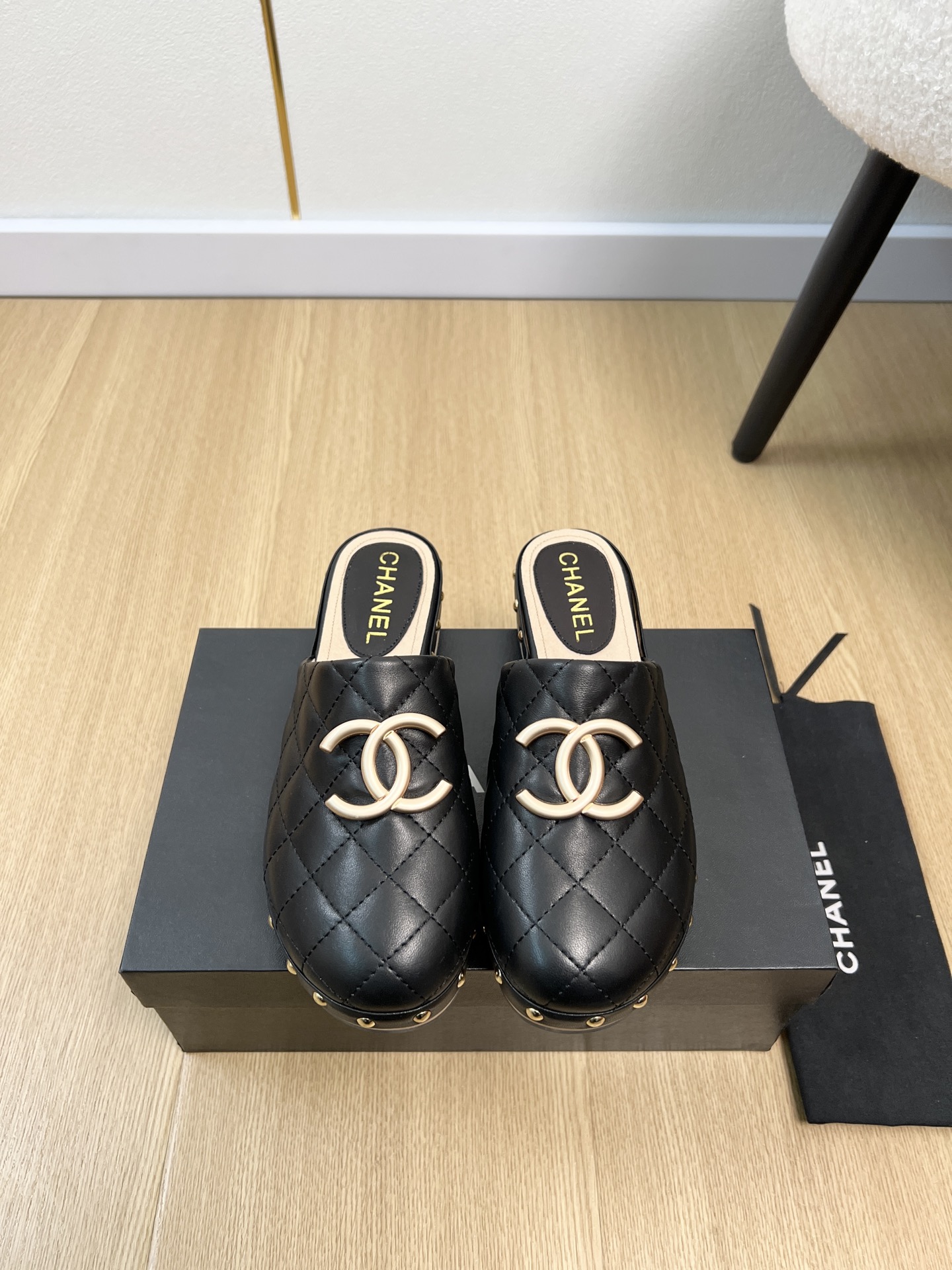 NO:721191,CHANEL Chanel | 2026 Xiaoxiang 2026 spring and summer new products, the new popular double C buckle thick-soled cap-toe slippers series in the counter, love at first sight, Xiaohongshu strongly recommends this style, it looks good no matter how you match it, a must-have for fashion, Ms. Xiaoxiang loves simple and irresistible styles/matching to show a unique dressing style, free mix and match to shine and follow the fashionable steps of tight Xiang grandma!  !  !  Enlarge the exquisite details to see the original molded hardware buckle. The top version is made at the purchasing level and benefits for small people. Thick sole, increased height, super slimming. This year's must-have fashion item for little fairies. Upper imported cowhide. Lining. Sheepskin outsole. Original molded solid wood outsole. Heel height 3.5cm. Size 35-41 (40.41 customized, non-returnable), half drag, chanel, chanel, slippers, cowhide, sheepskin.19860909CHANEL香奈儿 | 2026  小香2026春夏新品 专柜新款爆款双C扣厚底包头拖鞋系列 一见钟情 小红书力推款,怎么搭配都好看,时髦精必备,小香女士钟爱简约又难以抗拒系/搭配展现与众不同的穿搭风格、自由混搭闪耀到位跟紧香奶奶时尚步伐！！！精致细节放大看原版开模五金扣 顶级版本代购级别打造&小个子的福利 厚底 增高 超级显瘦 今年小仙女♀必备时尚单品 鞋面 进口牛皮 内里 羊皮 大底 原版开模实木大底 跟高 3.5cm 码数 35-41（40.41定制不退换）,半拖,chanel,chanel,slippers,cowhide,sheepskin,Women's Shoes