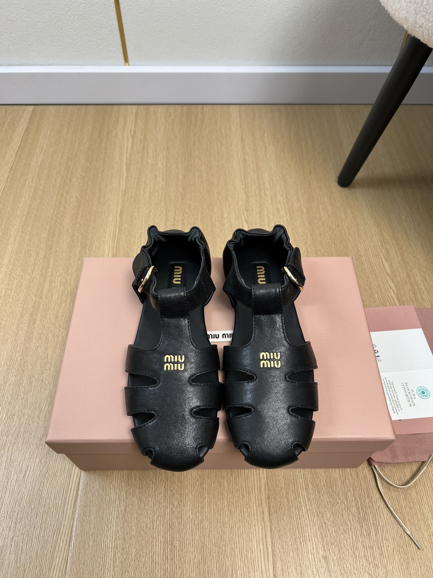 NO:721303,MiuMiu Miu Miu | 2026 miu's 2026 spring and summer new products. The latest popular casual sports shoe series in the counter. Fashionable, simple and high-end, casually matched. Very light and comfortable on the feet. This year's main recommendation is fashionable, simple and high-end, casually matched. Very comfortable on the feet, a must-have for the year!  Original purchase, development and production. Miu's latest hot model. Avant-garde and bold design. The Miu logo style is integrated into the simple lines of this leather sneaker. The unique logo is decorated on the tongue and back, embellished with retro design. The upper is imported sheepskin/sheep lining, the lining is imported sheepskin, the insole is imported sheepskin, the outsole is the original open-molded rubber non-slip outsole, the shoe is thick and flat, the size is 35-41 (40.41 customized)  Packaging original packaging, sandals, miumiu, sandals, sneakers, sheepskin, sheep19860909MiuMiu缪缪 | 2026 miu家2026春夏新品 专柜最新爆款休闲运动鞋系列 时尚 简约高级 随意搭配 上脚非常轻便舒适 今年主推款 时尚 简约高级 随意搭配 上脚非常舒适,年度必入款！原版购入开发 做货 miu家最新爆款 前卫大胆的设计 Miu logo 风格融于此款皮革运动鞋的简约线条.别致徽标饰于鞋舌与背面,点缀复古设计. 鞋面进口羊皮/羊猄 内里进口羊皮 鞋垫进口羊皮 大底原版开模橡胶防滑大底 鞋厚平底 码数35-41（40.41定制） 包装原版包装,凉鞋,miumiu,sandals,sneakers,sheepskin,sheep,Women's Shoes