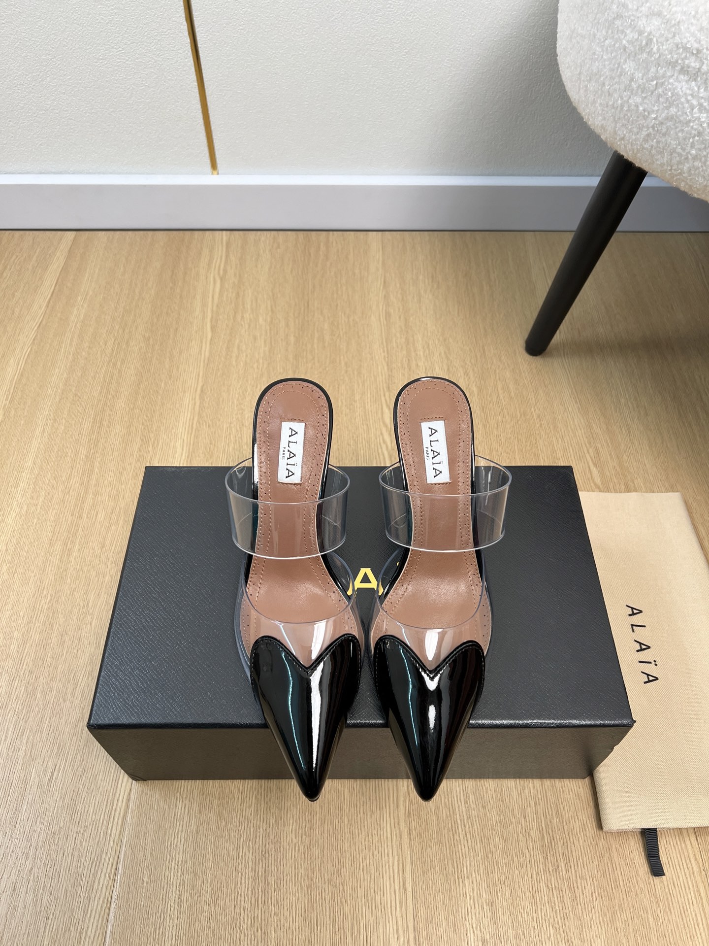 NO:721297,ALAIA | ALAIA | 2026 2026 new spring and summer products. The counter's popular point-toe wedge-heeled pointed-toe slippers. The irresistible sandals ALAIA highlight the beauty of the female figure and convey the power of women. Simple and elegant sculptural design, artistic pursuit of details, progressive modern aesthetics and meticulous craftsmanship spirit. Benchmarking and versioning. Original custom-made film + patent leather for the upper. Sheepskin lining, original molded rubber outsole.  High heels, size 35-42 (customized at 40.41.42), half-slip heels, alaia, sandals, high heels, slippers, sheepskin19860909ALAIA |阿莱亚 | 2026 2026春夏新品 专柜主打爆款尖头坡跟尖头拖鞋  拒绝不了的凉鞋阿莱亚彰显女性身形之美、传递女性力量,简约优雅的雕塑感设计,对细节的艺术追求,与求俱进的现代审美和一丝不苟的匠艺精神 对标对版 鞋面原版定制胶片+漆皮 内里羊皮 大底原版开模橡胶大底 跟高平底 码数35-42（40.41.42定制）,半拖高跟鞋,alaia,sandals,high heels,slippers,sheepskin,Women's Shoes