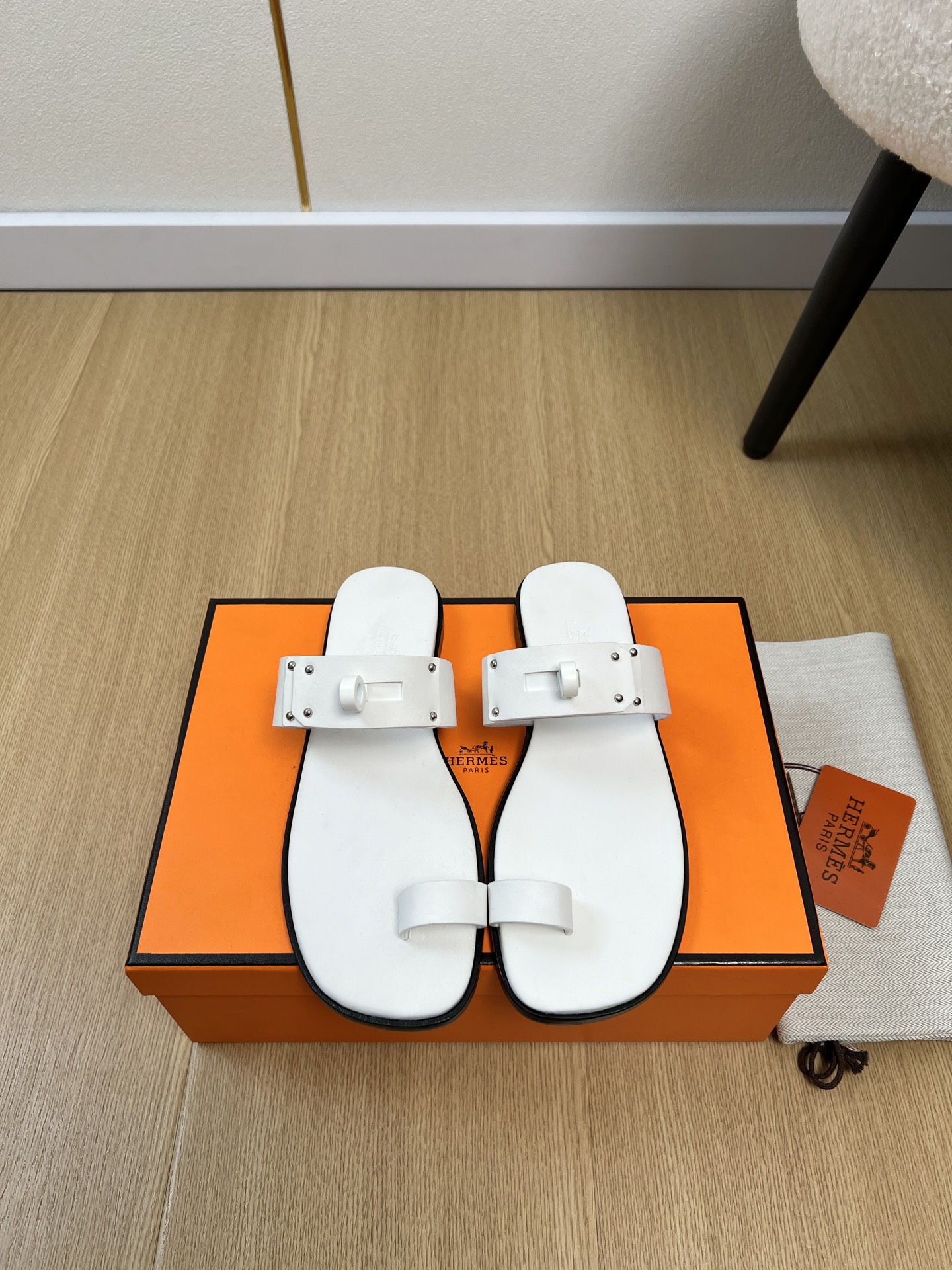 NO:721284,HERMES | 2026 H Family 2026 Spring and Summer New Products. The counter features the latest popular sandals and slippers. Upper Specific calfskin surface. Lining. Imported mixed sheepskin outsole. Original genuine leather outsole. Heel height. Flat bottom. Size 35-42 (40.41.42 customization is non-refundable). HERMES | 2026 H Family 2026 Spring and Summer New Products.  The counter specializes in the latest popular sandals and slippers series. Upper, specific calfskin surface, lining, imported mixed sheepskin outsole, original genuine leather outsole, heel height, flat bottom, size 35-42 (40.41.42 customized, non-refundable), split-toe shoes, hermes, hermes, slippers, cowhide, sheepskin, Leather soles19860909HERMES 爱马仕| 2026 H家2026春夏新品 专柜主打最新爆款凉拖鞋系列 鞋面 特定小牛皮面 内里 进口混种羊皮 大底 原版真皮大底 跟高 平底 码数 35-42（40.41.42定制不退换）  HERMES 爱马仕| 2026 H家2026春夏新品 专柜主打最新爆款凉拖鞋系列 鞋面 特定小牛皮面 内里 进口混种羊皮 大底 原版真皮大底 跟高 平底 码数 35-42（40.41.42定制不退换）,分趾鞋,hermes,hermes,slippers,cowhide,sheepskin,Leather soles,Women's Shoes