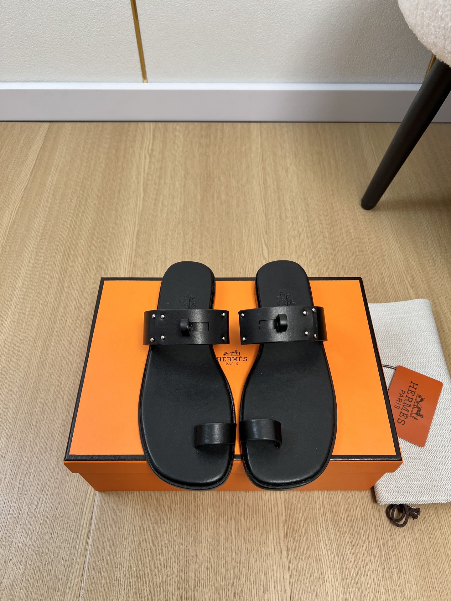 NO:721290,HERMES | 2026 H Home 2026 Spring and Summer New Products The counter specializes in the latest popular sandals and slippers series. Upper, specific calfskin surface, lining, imported mixed sheepskin outsole, original genuine leather outsole, high heel, flat bottom, size 35-42 (40.41.42 customized, non-returnable), split-toe shoes, hermes, hermes, slippers, cowhide, sheepskin, Leather soles19860909HERMES 爱马仕| 2026 H家2026春夏新品 专柜主打最新爆款凉拖鞋系列 鞋面 特定小牛皮面 内里 进口混种羊皮 大底 原版真皮大底 跟高 平底 码数 35-42（40.41.42定制不退换）,分趾鞋,hermes,hermes,slippers,cowhide,sheepskin,Leather soles,Women's Shoes