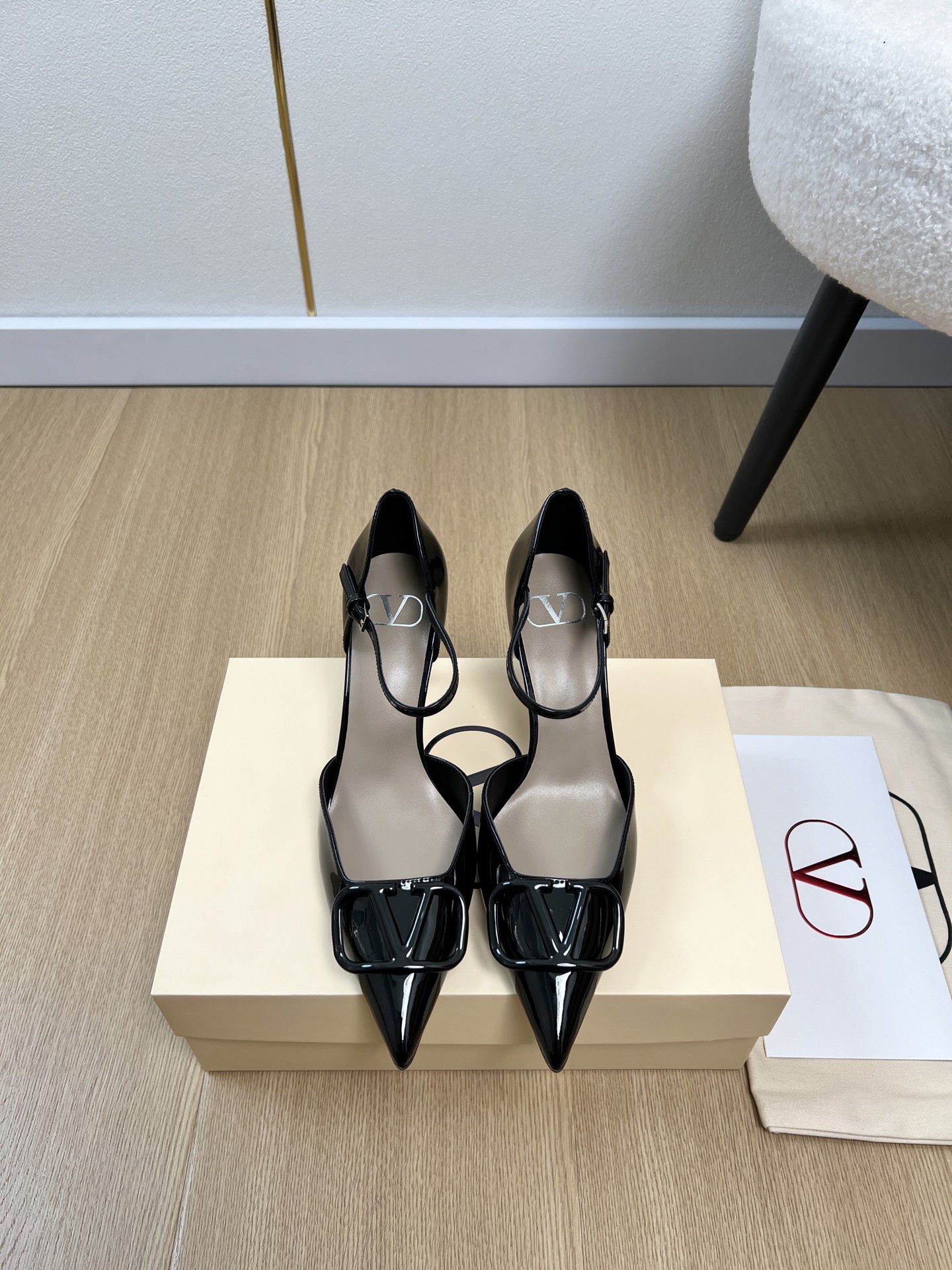 NO:721274,Valentino Valentino | 2026 V Home 2026 Spring and Summer New Products Counter New Large V-Buckle Pointed Toe Hollow Shoes Series Hot Thai Pants!  A perfect artifact. The mid-heel design looks good but is not tiring to wear. The deep-cut design highlights the brand's unique design style. Luxurious and fashionable. Very recognizable. Exquisite round toe. The side curve is perfect. The taste is particularly pure. The lady's temperament is full of femininity. The foot feels perfect. Summer really needs versatile shoes. They look good no matter how you match them. They are casual and high-end. The comfort is also great. Paired with various pants, it is trendy. Super good-looking and versatile.  The rhinestone matching design perfectly blends the joy of seamless switching between playfulness and elegance, put it on and dance a cheerful swing dance. Upper imported custom cowhide/patent leather, lining sheepskin, foot pad sheepskin, outsole genuine leather outsole imported from Italy, heel height 8cm, size 35-42 (40.41.42 customized), high heels sandals, valentino, valentino, sandals, high heels, cowhide, sheepskin, Leather soles19860909Valentino 华伦天奴 | 2026 V家2026春夏新品 专柜新款大V扣尖头中空鞋系列 泰裤辣！妥妥神器一枚 中跟设计穿上好看又不会累,深口设计搭配彰显了品牌独有的设计风格 奢华时尚 极有辨识度 精致的圆头 侧身弧线完美味儿特别纯正 名媛气质女人味十足,脚感满分夏天真的太需要百搭鞋了,怎么搭配都好看,随意且高级的感觉舒适度也很棒,搭配各种裤子,潮爆了 超好看百搭 水钻搭配设计完美融合在俏皮和优雅问无缝切换的快乐,穿上它跳起欢快的摇摆舞吧 鞋面进口定制牛皮/漆皮 内里羊皮 垫脚羊皮 大底意大利进口真皮大底 跟高8cm 码数35-42（40.41.42定制）,高跟鞋凉鞋,valentino,valentino,sandals,high heels,cowhide,sheepskin,Leather soles,Women's Shoes