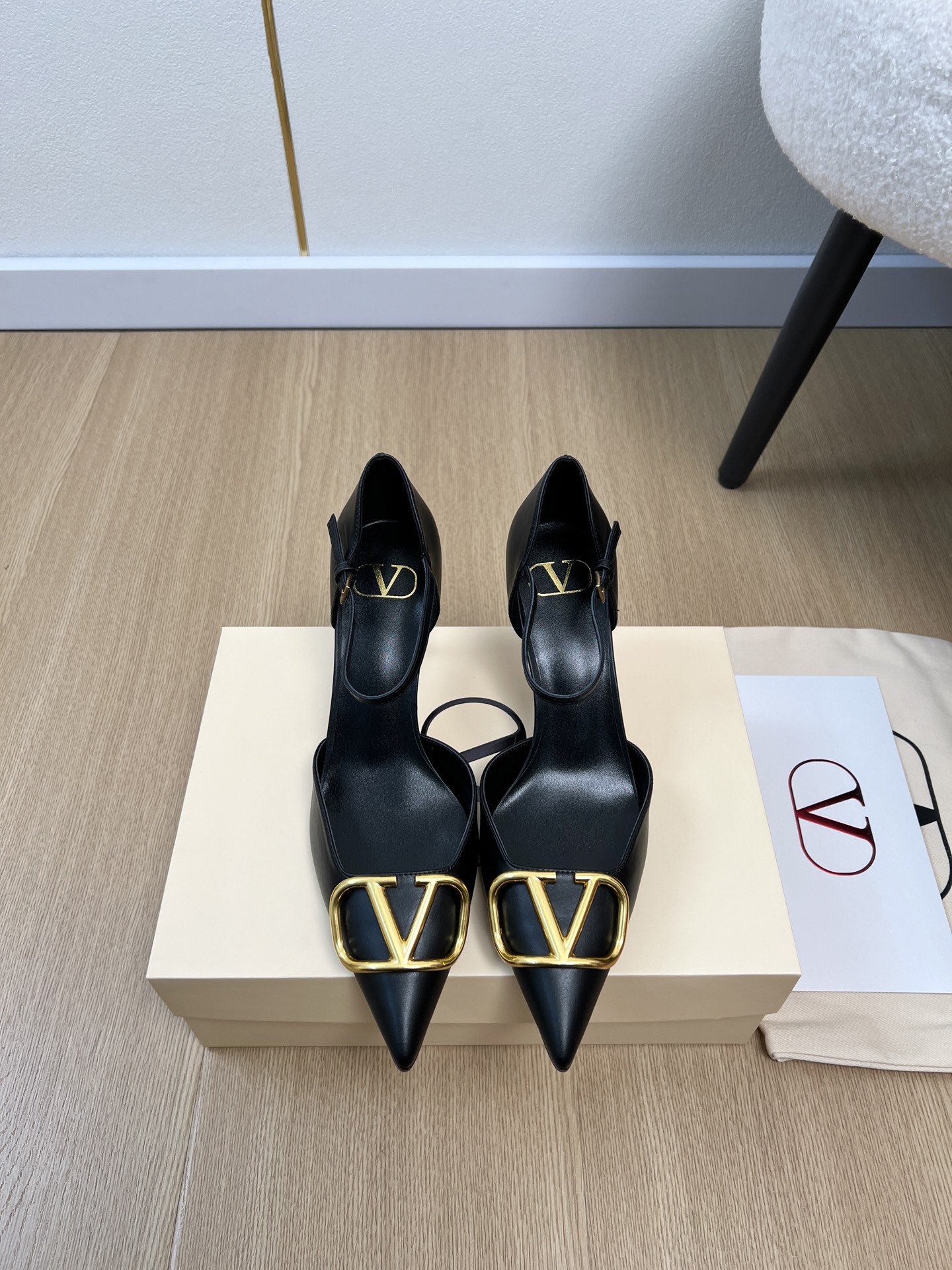 NO:722570,Valentino Valentino | 2026 V Home 2026 Spring and Summer New Products Counter New Large V-Buckle Pointed Toe Hollow Shoes Series Hot Thai Pants!  A perfect artifact. The mid-heel design looks good but is not tiring to wear. The deep-cut design highlights the brand's unique design style. Luxurious and fashionable. Very recognizable. Exquisite round toe. The side curve is perfect. The taste is particularly pure. The lady's temperament is full of femininity. The foot feels perfect. Summer really needs versatile shoes. They look good no matter how you match them. They are casual and high-end. The comfort is also great. Paired with various pants, it is trendy. Super good-looking and versatile.  The rhinestone matching design perfectly blends the joy of seamless switching between playfulness and elegance, put it on and dance a cheerful swing dance. Upper imported custom cowhide/patent leather, lining sheepskin, foot pad sheepskin, outsole genuine leather outsole imported from Italy, heel height 8cm, size 35-42 (40.41.42 customized), high heels sandals, valentino, valentino, sandals, high heels, cowhide, sheepskin, Leather soles19860909Valentino 华伦天奴 | 2026 V家2026春夏新品 专柜新款大V扣尖头中空鞋系列 泰裤辣！妥妥神器一枚 中跟设计穿上好看又不会累,深口设计搭配彰显了品牌独有的设计风格 奢华时尚 极有辨识度 精致的圆头 侧身弧线完美味儿特别纯正 名媛气质女人味十足,脚感满分夏天真的太需要百搭鞋了,怎么搭配都好看,随意且高级的感觉舒适度也很棒,搭配各种裤子,潮爆了 超好看百搭 水钻搭配设计完美融合在俏皮和优雅问无缝切换的快乐,穿上它跳起欢快的摇摆舞吧 鞋面进口定制牛皮/漆皮 内里羊皮 垫脚羊皮 大底意大利进口真皮大底 跟高8cm 码数35-42（40.41.42定制）,高跟鞋凉鞋,valentino,valentino,sandals,high heels,cowhide,sheepskin,Leather soles,Women's Shoes