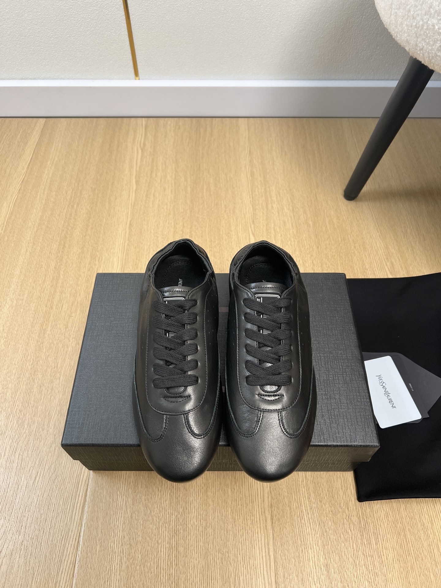 NO:722569,SAINT LAURENT | 2026 YSL Home 2026 Spring and Summer New Products Counter New Popular Ballet Shoes Series Xiaohongshu strongly recommends the popular Loaf leather shoes. No matter spring, summer or autumn and winter, a pair of white shoes can instantly light up the whole body. The matching small logo is very delicate and low-key, the leather is soft and does not rub the feet, and the bare feet of the correct size are slightly loose.  The socks fit just right, they are perfect, and they are very comfortable on the feet. They feel great on the feet, and whether you pair them with jeans, a small suit, or a skirt, they can be matched naturally. Imported cowhide upper, sheepskin lining, original molded outsole, high flat heel, size 35-40 (40 customized), casual shoes/sports shoes, saint laurent, saint laurent, saint laurent, louis  vuitton,loafers,sneakers,skirts,jeans,cowhide,sheepskin,socks19860909SAINT LAURENT 圣罗兰 | 2026 YSL家2026春夏新品专柜新款爆款芭蕾舞蹈鞋系列 小红书力推爆款乐福小皮鞋不管春夏还是秋冬,一双白鞋就可瞬间点亮全身的搭配小logo非常精致又低调,皮质柔软不磨脚,正码选的光脚穿略松 穿上袜子刚刚好简直完美到爆、而且上脚效果非常舒服,脚感很棒,而且无论你搭配牛仔裤,小西服,裙子,都能搭配自然 鞋面进口牛皮 内里羊皮 大底原版开模大底 跟高平底 码数35-40（40定制）,休闲鞋/运动鞋,saint laurent,saint laurent,saint laurent,louis vuitton,loafers,sneakers,skirts,jeans,cowhide,sheepskin,socks,Women's Shoes