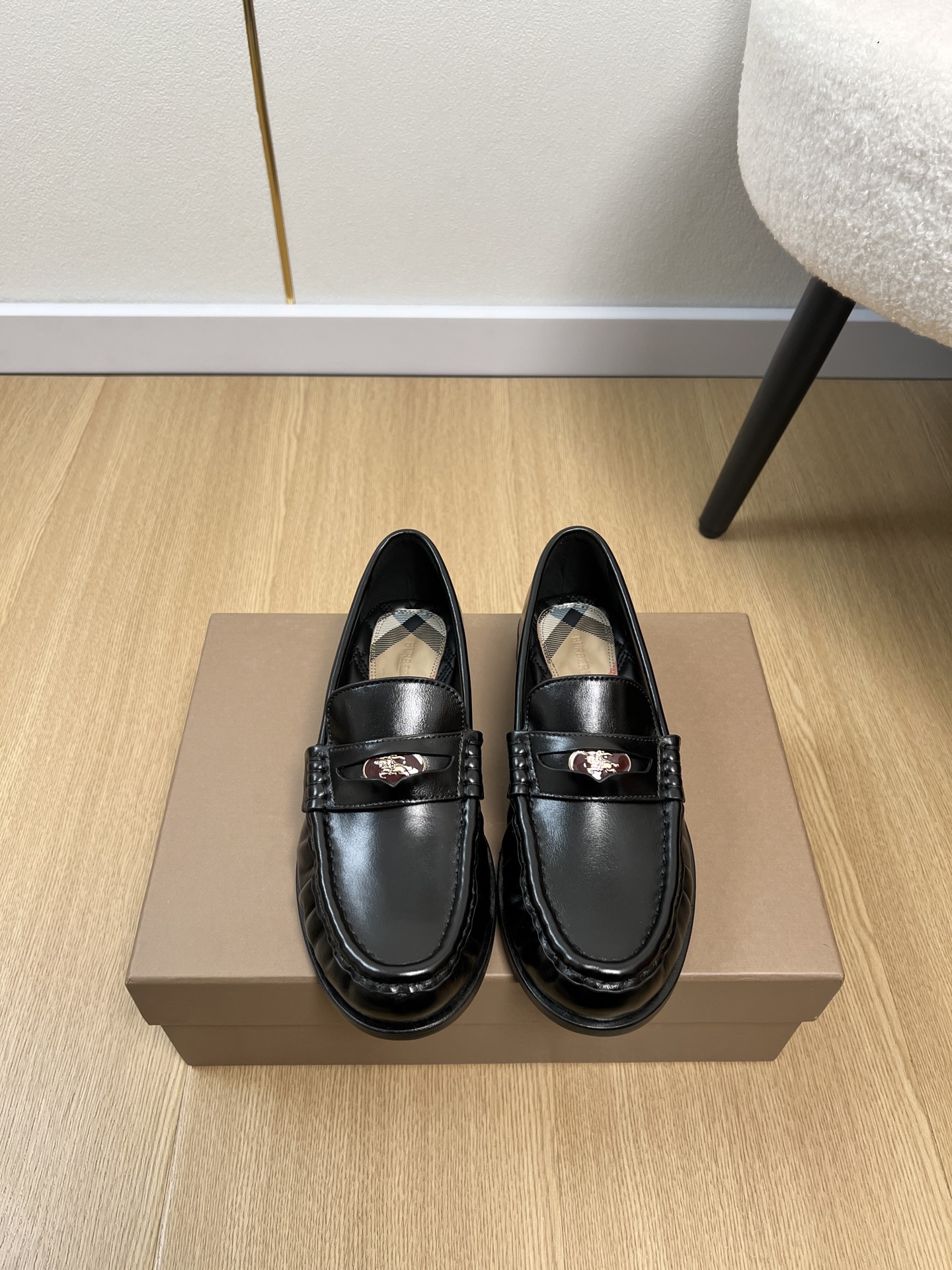 NO:722561,Burberry | 2026 2026 Spring and Summer New Products Counter New Products Summer Latest Classic Small Leather Shoes Casual Shoes Series Full of Details Casual Fashion Style BBR Classic Series is made of Vintage retro plaid cotton fabric and Italian tanned leather. It is a very rare product with good raw materials. It is decorated with brand logo embossing and is highly iconic!  The upper is made of custom-made plaid cloth, made of exquisite materials, the color is refreshing and generous, the quality inheritance is not sloppy, the workmanship is fine, and the soulful last shape, sense and texture all exude the temperament of high-end products!  Upper Original imported cowhide Lining Sheepskin Outsole Original molded rubber outsole Heel height 2cm Size 35-41 (40.41 customized), loafers, burberry, burberry, loafers, cowhide, sheepskin19860909Burberry 巴宝莉 | 2026 2026春夏新品 专柜新品夏季最新经典小皮鞋休闲鞋系列 细节满满的休闲时尚风 BBR经典系列,选用Vintage复古格纹棉质面料与意大利鞣制皮革精制制而成,非常非少有的原料好货,装饰品牌徽标压花,标志性极强！ 鞋面定制格子布,精美材质打造,色配清爽大方,质品传承不马虎,工精细作,以加有灵魂的楦型,感官,质感,都有发散高端品的气质！ 鞋面 原版进口牛皮 内里 羊皮 大底 原版开模橡胶大底 跟高2cm 码数 35-41（40.41定制）,乐福鞋,burberry,burberry,loafers,cowhide,sheepskin,Women's Shoes