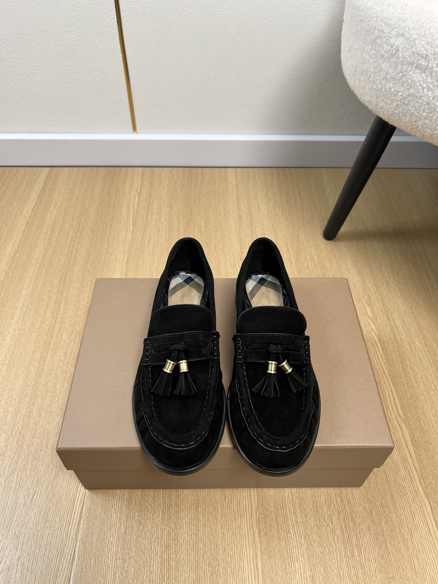 NO:722565,Burberry | 2026 2026 Spring and Summer New Products Counter New Products Summer Latest Classic Tassel Small Leather Shoes Casual Shoes Series Full of Details Casual Fashion Style BBR Classic Series is made of Vintage retro plaid cotton fabric and Italian tanned leather. It is a very rare product with good raw materials. It is decorated with brand logo embossing and is highly iconic!  The upper is made of custom-made plaid cloth, made of exquisite materials, the color is refreshing and generous, the quality inheritance is not sloppy, the workmanship is fine, and the soulful last shape, sense and texture all exude the temperament of high-end products!  Upper Original imported cow lining Sheepskin Outsole Original molded rubber outsole Heel height 2cm Size 35-41 (40.41 customized), loafers, burberry, burberry, loafers, sheepskin19860909Burberry 巴宝莉 | 2026 2026春夏新品 专柜新品夏季最新经典流苏小皮鞋休闲鞋系列 细节满满的休闲时尚风 BBR经典系列,选用Vintage复古格纹棉质面料与意大利鞣制皮革精制制而成,非常非少有的原料好货,装饰品牌徽标压花,标志性极强！ 鞋面定制格子布,精美材质打造,色配清爽大方,质品传承不马虎,工精细作,以加有灵魂的楦型,感官,质感,都有发散高端品的气质！ 鞋面 原版进口牛猄 内里 羊皮 大底 原版开模橡胶大底 跟高2cm 码数 35-41（40.41定制）,乐福鞋,burberry,burberry,loafers,sheepskin,Women's Shoes