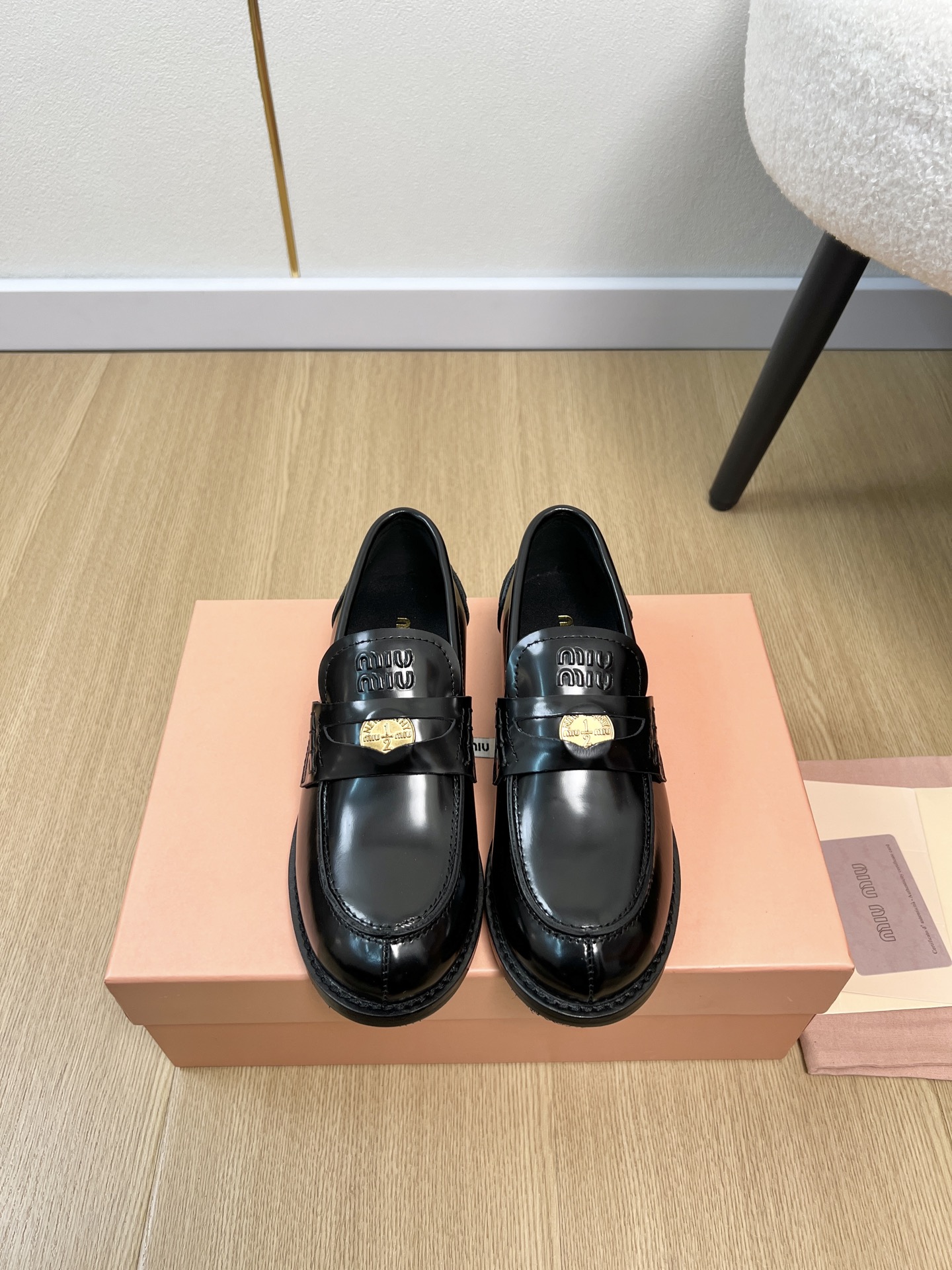 NO:722566,MiuMiu Miu Miu | 2026 miu's 2026 spring and summer new products. The latest popular coin loafer series in the counter. Fashionable, simple and high-end, casually matched. Very light and comfortable on the feet. This year's main recommendation is fashionable, simple and high-end, casually matched. Very comfortable on the feet, a must-have for the year!  Original purchase, development and production. Miu's latest hot model. Avant-garde and bold design. The Miu logo style is integrated into the simple lines of this leather sneaker. The unique logo is decorated on the tongue and back, embellished with retro design. Open edge beads/embossed cowhide/sassafras cowhide/sheep goat on the upper. Imported sheepskin lining. Original molded rubber outsole. Thickness 2cm. Size 35-41 (customized at 40.41). Original packaging.  Sassafras leather, loafers, miumiu, loafers, sneakers, cowhide, sheepskin, sheep19860909MiuMiu缪缪 | 2026 miu家2026春夏新品 专柜最新爆款金钱币乐福鞋系列 时尚 简约高级 随意搭配 上脚非常轻便舒适 今年主推款 时尚 简约高级 随意搭配 上脚非常舒适,年度必入款！原版购入开发 做货 miu家最新爆款 前卫大胆的设计 Miu logo 风格融于此款皮革运动鞋的简约线条.别致徽标饰于鞋舌与背面,点缀复古设计. 鞋面开边珠/压纹牛皮/檫色牛皮/羊猄 内里进口羊皮 大底原版开模橡胶大底 鞋厚2cm 码数35-41（40.41定制） 包装原版包装 檫色牛皮,乐福鞋,miumiu,loafers,sneakers,cowhide,sheepskin,sheep,Women's Shoes