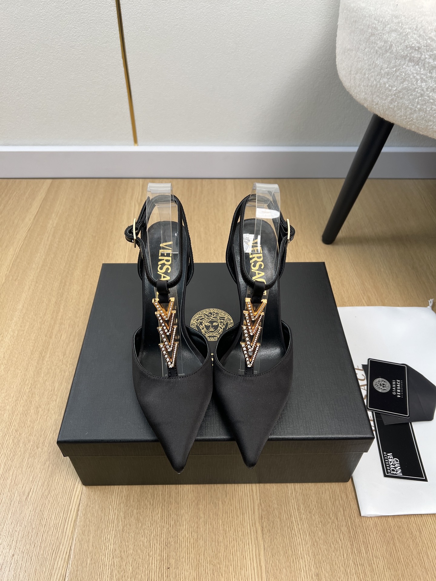 NO:747179,High version Versace Versace | 2026 V Home 2026 Spring and Summer New Products The counter’s latest hot model Medusa pointed toe V diamond buckle high-heeled sandals series Love at first sight  Xiaohongshu highly recommends sandals, which look good no matter how you match them. They are a must-have for fashion. Ms. Medusa loves simplicity and is irresistible. The combination shows a unique style. The free mix and match shines in place. The brand's unique Medusa head decoration. Each finished product is like a work of art, pleasing to the eye. The official classic color matching top version, art and design. High cooling but not sharp, fashionable and not kitsch. Popular overseas, well-known ins bloggers highly recommend!  This year's little fairy ♀must-have fashion item [Celebration] Original imported silk upper, original imported goatskin lining, outsole imported from Italy, genuine leather outsole, heel height 10.5cm, size 35-39 (customized at 40.41.42), high heels and sandals,versace,versace,sandals,high heels,slippers,sheepskin,real silk,Leather soles19860909高版本 Versace范思哲 | 2026 V家2026春夏新品 专柜最新爆款美杜莎尖头V钻扣高跟凉鞋系列 一见钟情 小红书力推款凉拖鞋,怎么搭配都好看,时髦精必备,美杜莎女士钟爱简约又难以抗拒系/搭配展现与众不同的穿搭风格、自由混搭闪耀到位,品牌特有的美杜莎人头装饰.每个成品犹如艺术品般的存在,赏心悦目官方经典配色顶级版本,艺术与设计.高冷却不犀利,时髦又不媚俗.火遍海外,知名ins博主倾情推荐倾心力荐！今年小仙女♀必备时尚单品[庆祝] 鞋面原版进口真丝 内里原版进口山羊皮 大底意大利进口真皮大底  跟高10.5cm 码数35-39（40.41.42定制）,高跟鞋凉鞋,versace,versace,sandals,high heels,slippers,sheepskin,real silk,Leather soles,Women's Shoes