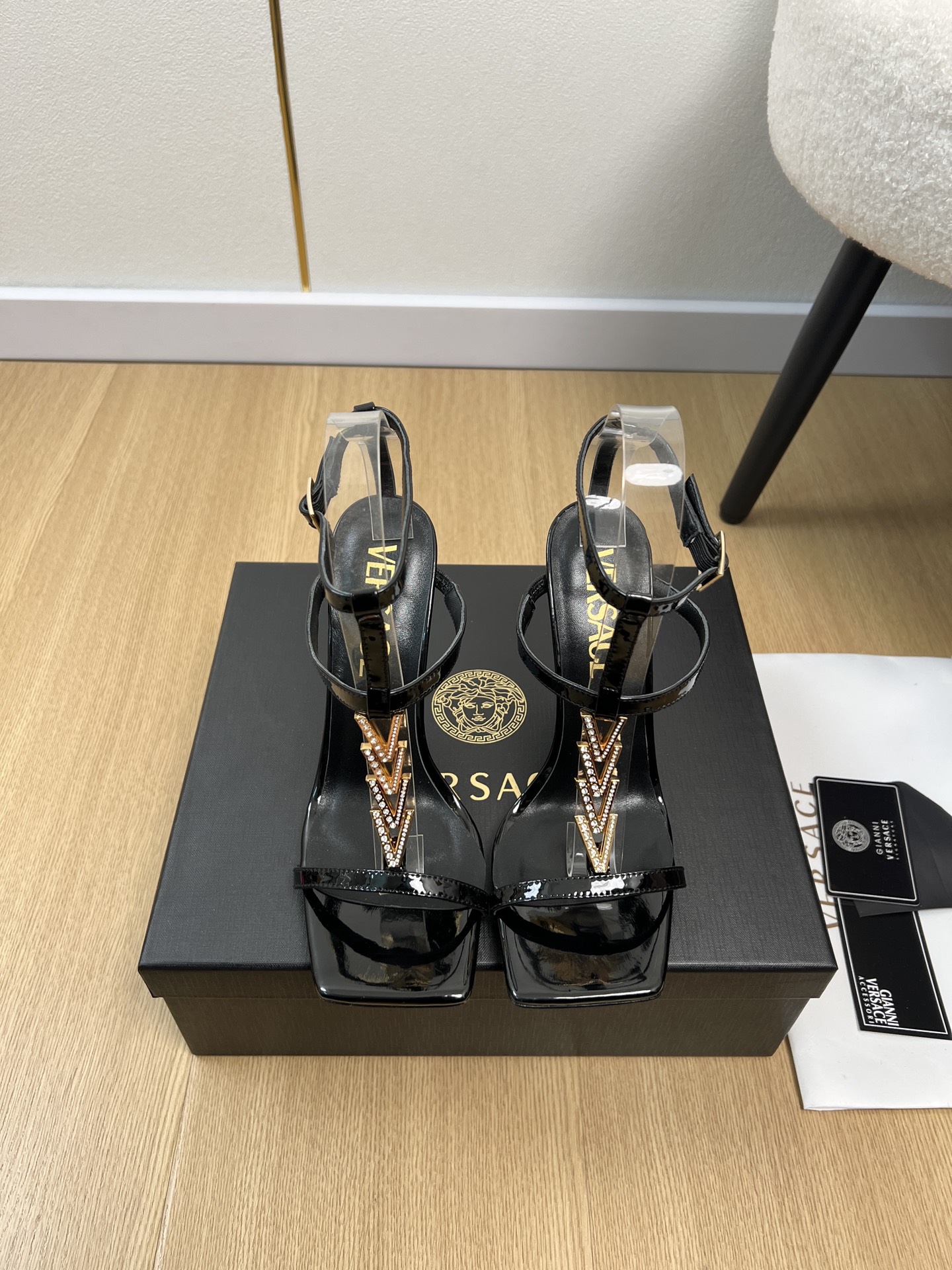 NO:747181,High version Versace | 2026 V family 2026 spring and summer new products. The latest popular Medusa V diamond buckle high-heeled sandals series in the counter. Love at first sight.  Xiaohongshu highly recommends sandals, which look good no matter how you match them. They are a must-have for fashion. Ms. Medusa loves simplicity and is irresistible. The combination shows a unique style. The free mix and match shines in place. The brand's unique Medusa head decoration. Each finished product is like a work of art, pleasing to the eye. The official classic color matching top version, art and design. High cooling but not sharp, fashionable and not kitsch. Popular overseas, well-known ins bloggers highly recommend!  This year's little fairy ♀ must-have fashion item [Celebration] Original imported cow patent leather upper, original imported goat leather lining, outsole imported genuine leather outsole from Italy, heel height 10.5cm, size 35-39 (customized at 40.41.42), high heels and sandals,versace,versace,sandals,high heels,slippers,sheepskin,Leather soles19860909高版本 Versace范思哲 | 2026 V家2026春夏新品 专柜最新爆款美杜莎V钻扣高跟凉鞋系列 一见钟情 小红书力推款凉拖鞋,怎么搭配都好看,时髦精必备,美杜莎女士钟爱简约又难以抗拒系/搭配展现与众不同的穿搭风格、自由混搭闪耀到位,品牌特有的美杜莎人头装饰.每个成品犹如艺术品般的存在,赏心悦目官方经典配色顶级版本,艺术与设计.高冷却不犀利,时髦又不媚俗.火遍海外,知名ins博主倾情推荐倾心力荐！今年小仙女♀必备时尚单品[庆祝] 鞋面原版进口牛漆皮 内里原版进口山羊皮 大底意大利进口真皮大底  跟高10.5cm 码数35-39（40.41.42定制）,高跟鞋凉鞋,versace,versace,sandals,high heels,slippers,sheepskin,Leather soles,Women's Shoes