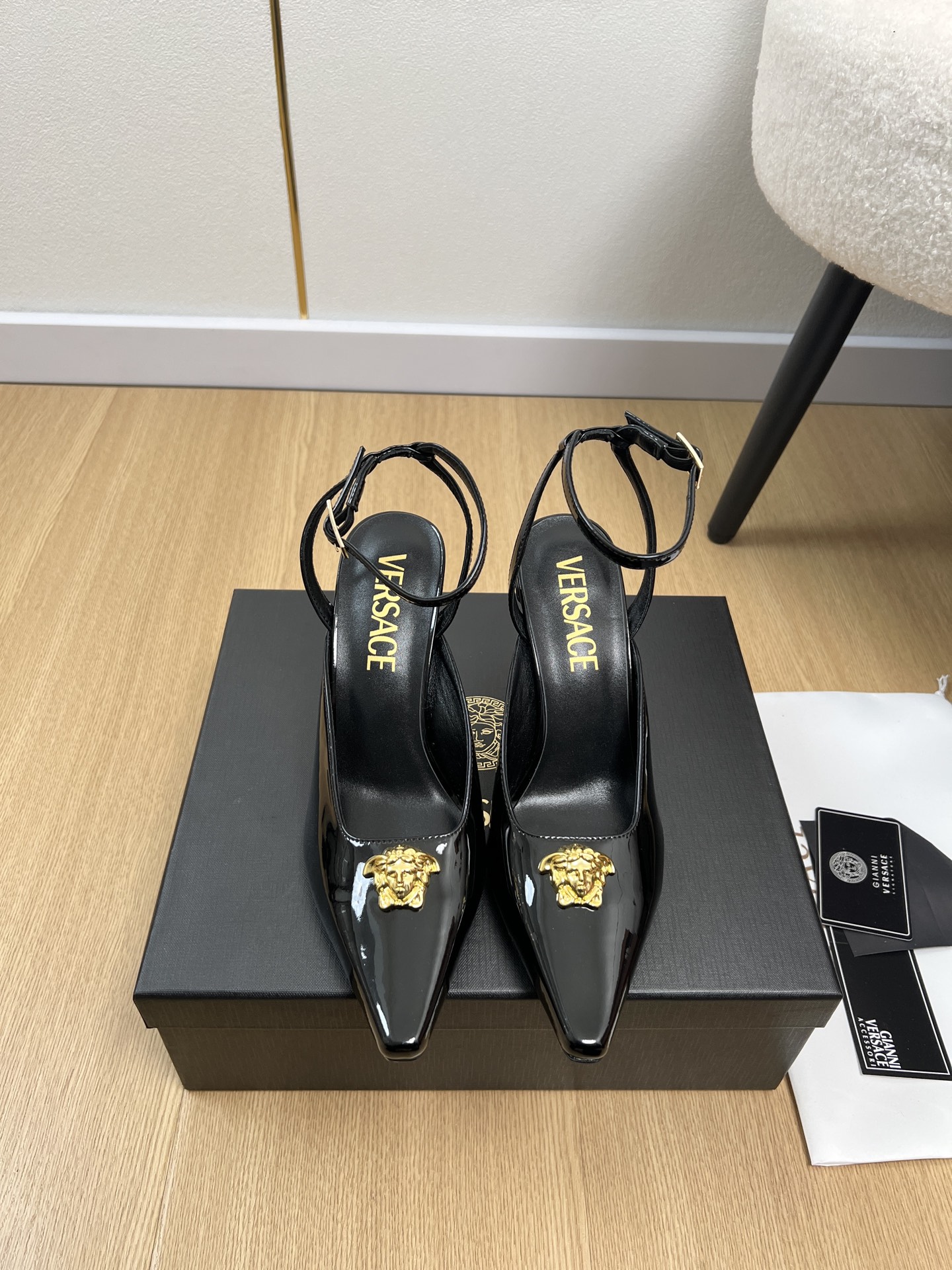 NO:747184,High version Versace | 2026 V family 2026 spring and summer new products. The latest popular Medusa small square toe high heel bag toe slipper sandals series. Love at first sight.  Xiaohongshu highly recommends sandals, which look good no matter how you match them. They are a must-have for fashion. Ms. Medusa loves simplicity and is irresistible. The combination shows a unique style. The free mix and match shines in place. The brand's unique Medusa head decoration. Each finished product is like a work of art, pleasing to the eye. The official classic color matching top version, art and design. High cooling but not sharp, fashionable and not kitsch. Popular overseas, well-known ins bloggers highly recommend!  Must-have fashion item for little fairies this year [Celebration] Original imported cow patent leather upper, original imported goat leather lining, outsole imported genuine leather outsole from Italy, heel height 9cm, size 35-39 (customized at 40.41.42), high heels and sandals,versace,versace,sandals,high heels,slippers,sheepskin,Leather soles19860909高版本 Versace范思哲 | 2026 V家2026春夏新品 专柜最新爆款美杜莎小方头高跟包头拖凉鞋系列 一见钟情 小红书力推款凉拖鞋,怎么搭配都好看,时髦精必备,美杜莎女士钟爱简约又难以抗拒系/搭配展现与众不同的穿搭风格、自由混搭闪耀到位,品牌特有的美杜莎人头装饰.每个成品犹如艺术品般的存在,赏心悦目官方经典配色顶级版本,艺术与设计.高冷却不犀利,时髦又不媚俗.火遍海外,知名ins博主倾情推荐倾心力荐！今年小仙女♀必备时尚单品[庆祝] 鞋面原版进口牛漆皮 内里原版进口山羊皮 大底意大利进口真皮大底  跟高9cm 码数35-39（40.41.42定制）,高跟鞋凉鞋,versace,versace,sandals,high heels,slippers,sheepskin,Leather soles,Women's Shoes