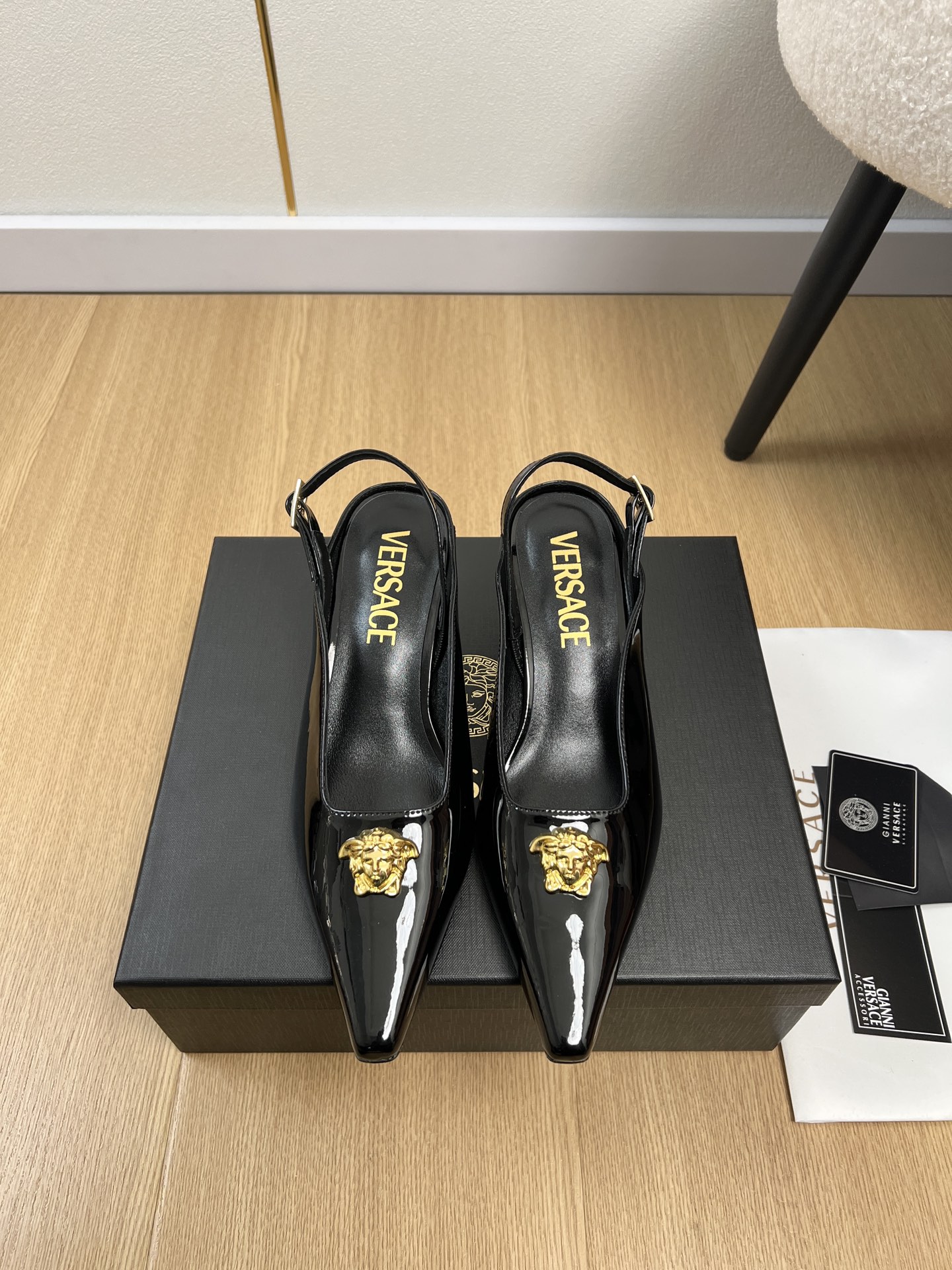 NO:749075,High version Versace Versace | 2026 V Home 2026 Spring and Summer New Products The counter’s latest popular Medusa small square back strap toe-cap slippers series Love at first sight  Xiaohongshu highly recommends sandals, which look good no matter how you match them. They are a must-have for fashion. Ms. Medusa loves simplicity and is irresistible. The combination shows a unique style. The free mix and match shines in place. The brand's unique Medusa head decoration. Each finished product is like a work of art, pleasing to the eye. The official classic color matching top version, art and design. High cooling but not sharp, fashionable and not kitsch. Popular overseas, well-known ins bloggers highly recommend!  This year's little fairy ♀ must-have fashion item [Celebration] Original imported cow patent leather upper, original imported goat leather lining, outsole, genuine leather outsole imported from Italy, heel height 5.5cm, size 35-39 (customized at 40.41.42), high heels and sandals,versace,versace,sandals,high heels,slippers,sheepskin,Leather soles19860909高版本 Versace范思哲 | 2026 V家2026春夏新品 专柜最新爆款美杜莎小方后带包头拖鞋系列 一见钟情 小红书力推款凉拖鞋,怎么搭配都好看,时髦精必备,美杜莎女士钟爱简约又难以抗拒系/搭配展现与众不同的穿搭风格、自由混搭闪耀到位,品牌特有的美杜莎人头装饰.每个成品犹如艺术品般的存在,赏心悦目官方经典配色顶级版本,艺术与设计.高冷却不犀利,时髦又不媚俗.火遍海外,知名ins博主倾情推荐倾心力荐！今年小仙女♀必备时尚单品[庆祝] 鞋面原版进口牛漆皮 内里原版进口山羊皮 大底意大利进口真皮大底  跟高5.5cm 码数35-39（40.41.42定制）,高跟鞋凉鞋,versace,versace,sandals,high heels,slippers,sheepskin,Leather soles,Women's Shoes