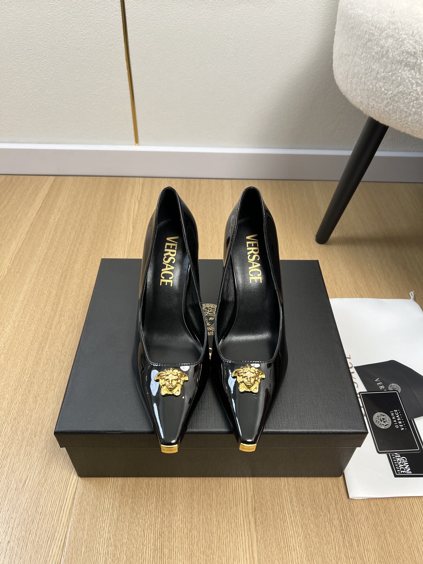 NO:749071,High version Versace | 2026 V’s 2026 spring and summer new products. The latest popular Medusa small square toe high-heeled shoes series in the counter. Love at first sight.  Xiaohongshu highly recommends sandals, which look good no matter how you match them. They are a must-have for fashion. Ms. Medusa loves simplicity and is irresistible. The combination shows a unique style. The free mix and match shines in place. The brand's unique Medusa head decoration. Each finished product is like a work of art, pleasing to the eye. The official classic color matching top version, art and design. High cooling but not sharp, fashionable and not kitsch. Popular overseas, well-known ins bloggers highly recommend!  This year's little fairy ♀ must-have fashion item [Celebration] Original imported cow patent leather upper, original imported goat leather lining, outsole imported Italian leather outsole, heel height 9cm, size 35-39 (customized at 40.41.42), high-heeled shoes, versace, versace, high heels, slippers, sheepskin, Leather soles19860909高版本 Versace范思哲 | 2026 V家2026春夏新品 专柜最新爆款美杜莎小方头高跟单鞋系列 一见钟情 小红书力推款凉拖鞋,怎么搭配都好看,时髦精必备,美杜莎女士钟爱简约又难以抗拒系/搭配展现与众不同的穿搭风格、自由混搭闪耀到位,品牌特有的美杜莎人头装饰.每个成品犹如艺术品般的存在,赏心悦目官方经典配色顶级版本,艺术与设计.高冷却不犀利,时髦又不媚俗.火遍海外,知名ins博主倾情推荐倾心力荐！今年小仙女♀必备时尚单品[庆祝] 鞋面原版进口牛漆皮 内里原版进口山羊皮 大底意大利进口真皮大底  跟高9cm 码数35-39（40.41.42定制）,高跟鞋单鞋,versace,versace,high heels,slippers,sheepskin,Leather soles,Women's Shoes