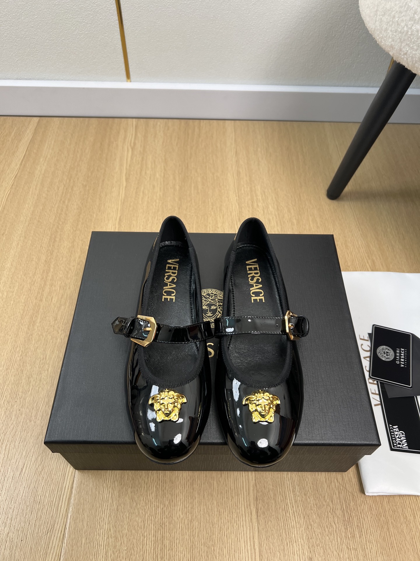 NO:749063,High version Versace | 2026 V’s 2026 spring and summer new products. The latest popular Medusa belt buckle round toe flat shoes series in the counter. Love at first sight.  Xiaohongshu highly recommends sandals, which look good no matter how you match them. They are a must-have for fashion. Ms. Medusa loves simplicity and is irresistible. The combination shows a unique style. The free mix and match shines in place. The brand's unique Medusa head decoration. Each finished product is like a work of art, pleasing to the eye. The official classic color matching top version, art and design. High cooling but not sharp, fashionable and not kitsch. Popular overseas, well-known ins bloggers highly recommend!  Must-have fashion item for little fairies this year [Celebration] Original imported cow patent leather/horse hair upper, original imported goat leather lining, outsole, genuine leather outsole imported from Italy, heel height 1.5cm, size 35-39 (customized at 40.41.42), single shoes, versace, versace, slippers, sheepskin, Leather soles19860909高版本 Versace范思哲 | 2026 V家2026春夏新品 专柜最新爆款美杜莎皮带扣圆头平底单鞋系列 一见钟情 小红书力推款凉拖鞋,怎么搭配都好看,时髦精必备,美杜莎女士钟爱简约又难以抗拒系/搭配展现与众不同的穿搭风格、自由混搭闪耀到位,品牌特有的美杜莎人头装饰.每个成品犹如艺术品般的存在,赏心悦目官方经典配色顶级版本,艺术与设计.高冷却不犀利,时髦又不媚俗.火遍海外,知名ins博主倾情推荐倾心力荐！今年小仙女♀必备时尚单品[庆祝] 鞋面原版进口牛漆皮/马毛 内里原版进口山羊皮 大底意大利进口真皮大底  跟高1.5cm 码数35-39（40.41.42定制）,单鞋,versace,versace,slippers,sheepskin,Leather soles,Women's Shoes