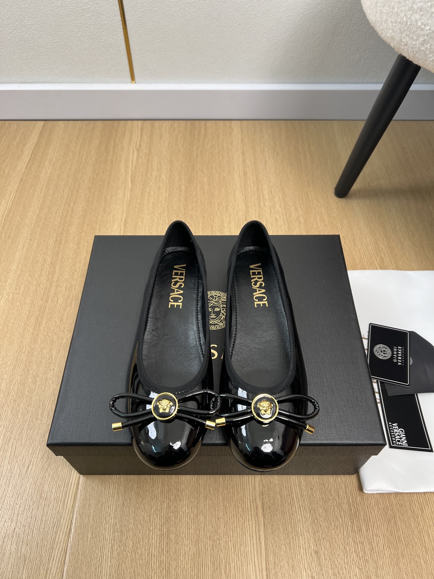 NO:749067,High version Versace | 2026 V’s 2026 spring and summer new products. The latest popular Medusa bow round toe flat shoes series in the counter. Love at first sight.  Xiaohongshu highly recommends sandals, which look good no matter how you match them. They are a must-have for fashion. Ms. Medusa loves simplicity and is irresistible. The combination shows a unique style. The free mix and match shines in place. The brand's unique Medusa head decoration. Each finished product is like a work of art, pleasing to the eye. The official classic color matching top version, art and design. High cooling but not sharp, fashionable and not kitsch. Popular overseas, well-known ins bloggers highly recommend!  Must-have fashion item for little fairies this year [Celebration] Original imported cow patent leather upper, original imported goat leather lining, outsole, genuine leather outsole imported from Italy, heel height 1.5cm, size 35-39 (customized at 40.41.42), single shoes, versace, versace, slippers, sheepskin, Leather soles19860909高版本 Versace范思哲 | 2026 V家2026春夏新品 专柜最新爆款美杜莎蝴蝶结圆头平底单鞋系列 一见钟情 小红书力推款凉拖鞋,怎么搭配都好看,时髦精必备,美杜莎女士钟爱简约又难以抗拒系/搭配展现与众不同的穿搭风格、自由混搭闪耀到位,品牌特有的美杜莎人头装饰.每个成品犹如艺术品般的存在,赏心悦目官方经典配色顶级版本,艺术与设计.高冷却不犀利,时髦又不媚俗.火遍海外,知名ins博主倾情推荐倾心力荐！今年小仙女♀必备时尚单品[庆祝] 鞋面原版进口牛漆皮 内里原版进口山羊皮 大底意大利进口真皮大底  跟高1.5cm 码数35-39（40.41.42定制）,单鞋,versace,versace,slippers,sheepskin,Leather soles,Women's Shoes
