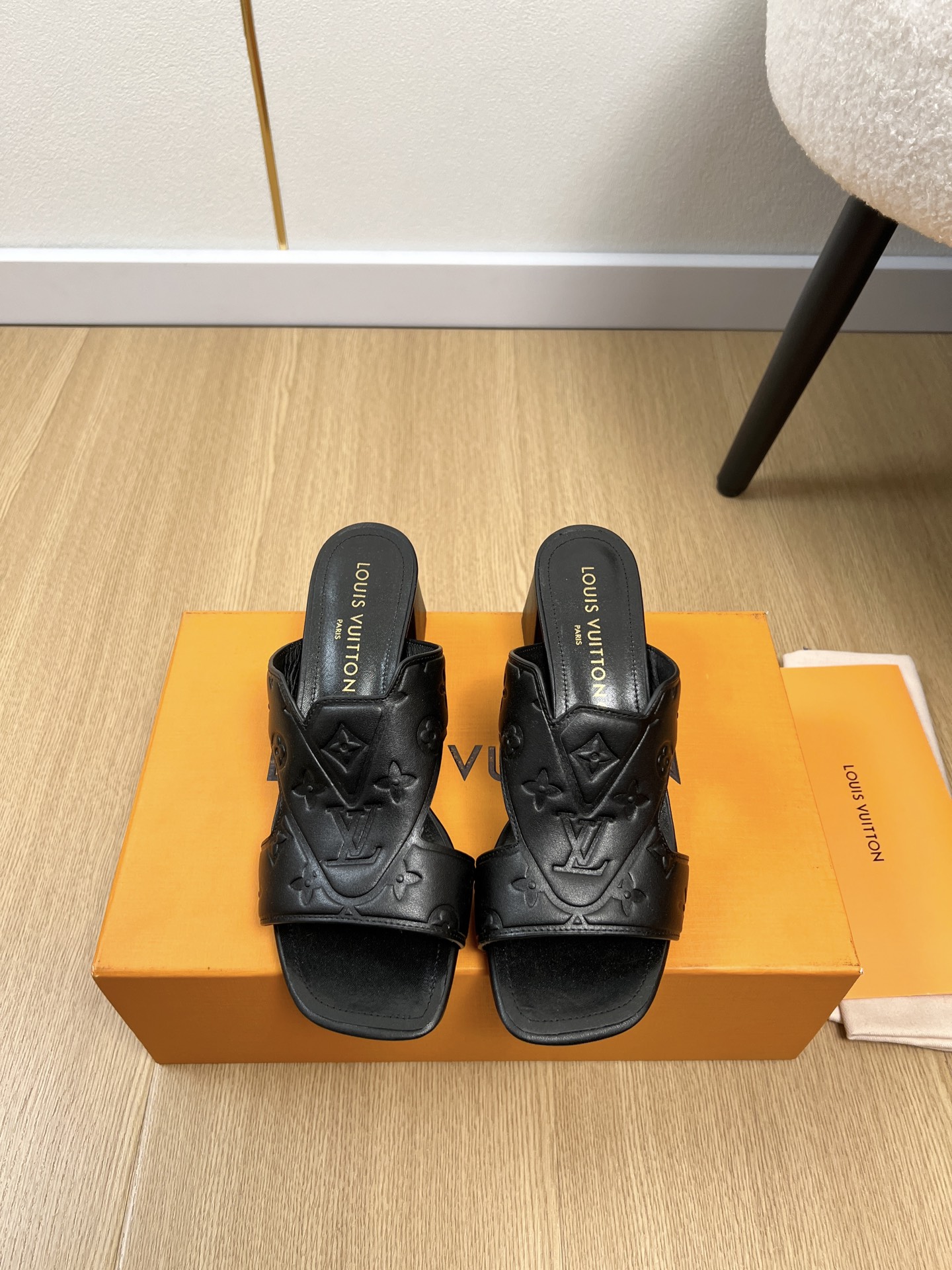 NO:757883,High version Louis Vuitton Louis Vuitton | 2026 L's 2026 early spring new products. The latest V-shaped square heel thick heel embossed slippers series in the counter. It can be easily worn on any outfit. The design is simple and the diversified basic models are not seemingly simple, but in fact add many tedious and necessary details. It is a very cute outfit whether at home or out. [Seduce] Thick sole, full toe, wide design, very very comfortable, both sporty and casual business & upper  Customized embossed patent leather/embossed cowhide lining Imported goatskin outsole Original Italian leather outsole Heel height 5.5cm/9cm Size 34-41 (34.40.41 customized non-returnable) Medium heel High heels, high heels and slippers, louis vuitton, louis vuitton, louis vuitton, high heels, slippers, cowhide, sheepskin, Leather soles19860909高版本 Louis Vuitton 路易威登 | 2026 L家2026早春新品 专柜最新V型方跟粗跟压花拖鞋系列 上脚轻松驾驭任何服饰.设计简约、选择多样化的基础款,而非看似简单,实则添加许多繁琐必要的细节.无论是居家还是外出都是非常可爱的穿搭[勾引]厚底,鞋头饱满,宽版设计,非常非常舒适,既运动,又可以休闲商务& 鞋面 定制压花漆皮/压花牛皮 内里 进口山羊皮 大底 原版意大利真皮大底 跟高 5.5cm/9cm 码数 34-41（34.40.41定制不退换） 中跟 高跟,高跟鞋拖鞋,louis vuitton,louis vuitton,louis vuitton,high heels,slippers,cowhide,sheepskin,Leather soles,Women's Shoes