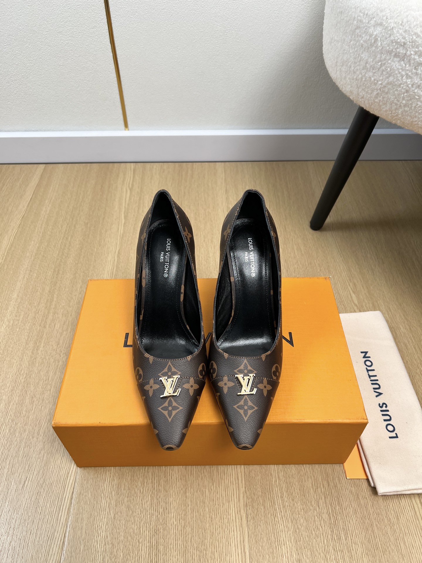 NO:757875,High version Louis Vuitton Louis Vuitton | 2026 L's 2026 early spring new products. The latest letter buckle high-heeled shoes series in the counter can be easily worn on any outfit. The design is simple and the diversified basic models are not seemingly simple, but in fact add many tedious and necessary details. It is a very cute outfit whether at home or out. [Seduce] Thick soles, full toe, wide design, very, very comfortable, both sporty and casual for business & upper  Customized cowhide/presbyopia lining Imported goatskin outsole Original Italian leather outsole Heel height 5.5cm/9.5cm Size 34-41 (34.40.41 customized non-refundable) Medium heel High heels, high-heeled shoes, louis vuitton, louis vuitton, louis vuitton, high heels, cowhide, sheepskin, Leather soles19860909高版本 Louis Vuitton 路易威登 | 2026 L家2026早春新品 专柜最新字母扣高跟单鞋系列 上脚轻松驾驭任何服饰.设计简约、选择多样化的基础款,而非看似简单,实则添加许多繁琐必要的细节.无论是居家还是外出都是非常可爱的穿搭[勾引]厚底,鞋头饱满,宽版设计,非常非常舒适,既运动,又可以休闲商务& 鞋面 定制牛皮/老花 内里 进口山羊皮 大底 原版意大利真皮大底 跟高 5.5cm/9.5cm 码数 34-41（34.40.41定制不退换） 中跟 高跟,高跟鞋单鞋,louis vuitton,louis vuitton,louis vuitton,high heels,cowhide,sheepskin,Leather soles,Women's Shoes