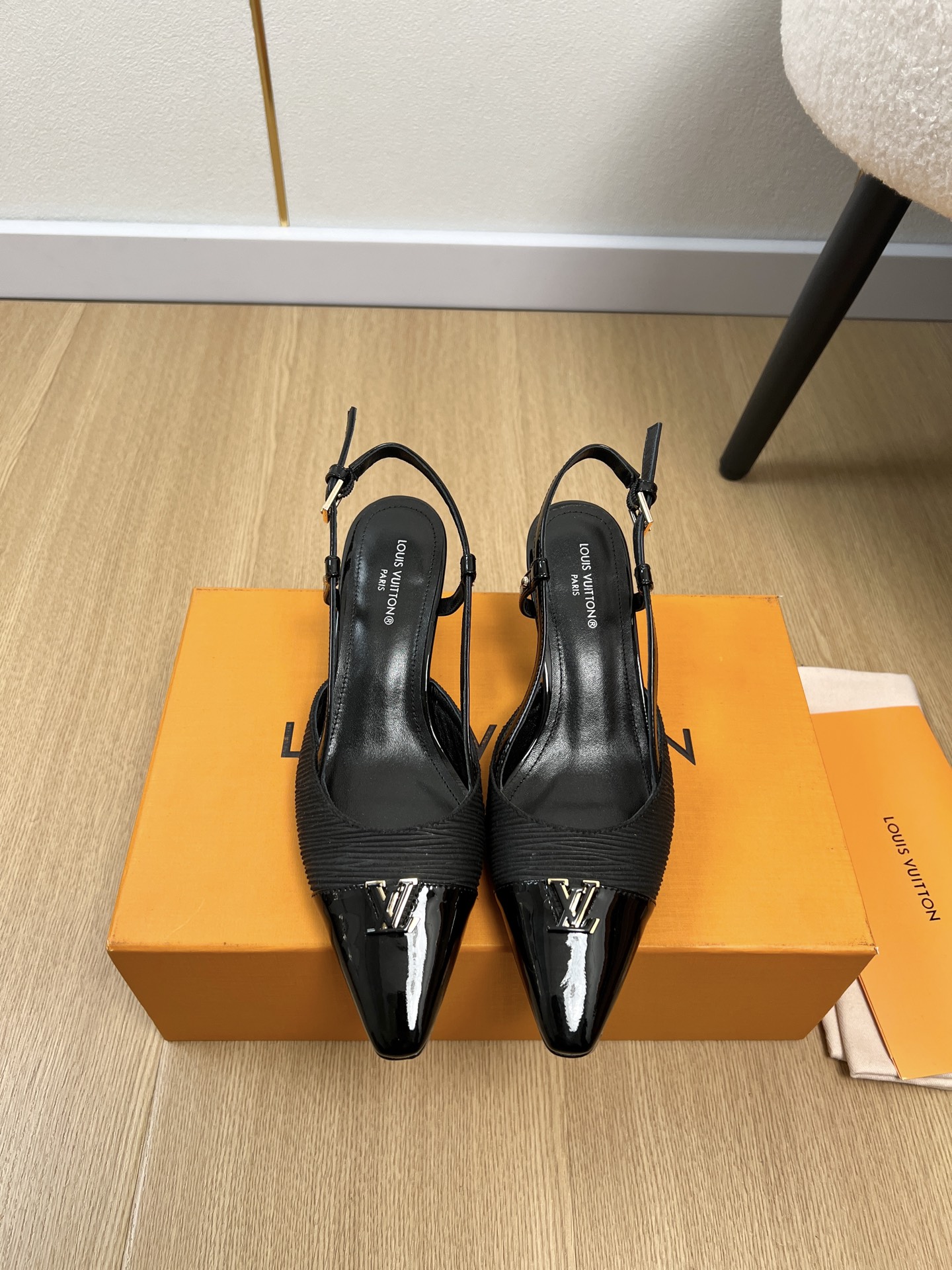 NO:757923,High version Louis Vuitton Louis Vuitton | 2026 L's 2026 early spring new products. The latest series of letter buckle high-heeled back sandals can be easily worn on any outfit. The design is simple and the diversified basic models are not seemingly simple, but in fact add many tedious and necessary details. It is a very cute outfit whether at home or out. [Seduce] Thick soles, full toe, wide design, very, very comfortable, both sporty and casual for business & upper Customized cowhide  Lining Imported goatskin outsole Original Italian genuine leather outsole Heel height 5.5cm/9.5cm Size 34-41 (34.40.41 customized non-refundable) Medium heel High heels, high-heeled sandals, louis vuitton, louis vuitton, louis vuitton, sandals, high heels, cowhide, sheepskin, Leather soles19860909高版本 Louis Vuitton 路易威登 | 2026 L家2026早春新品 专柜最新字母扣高跟后空凉鞋系列 上脚轻松驾驭任何服饰.设计简约、选择多样化的基础款,而非看似简单,实则添加许多繁琐必要的细节.无论是居家还是外出都是非常可爱的穿搭[勾引]厚底,鞋头饱满,宽版设计,非常非常舒适,既运动,又可以休闲商务& 鞋面 定制牛皮 内里 进口山羊皮 大底 原版意大利真皮大底 跟高 5.5cm/9.5cm 码数 34-41（34.40.41定制不退换） 中跟 高跟,高跟鞋凉鞋,louis vuitton,louis vuitton,louis vuitton,sandals,high heels,cowhide,sheepskin,Leather soles,Women's Shoes