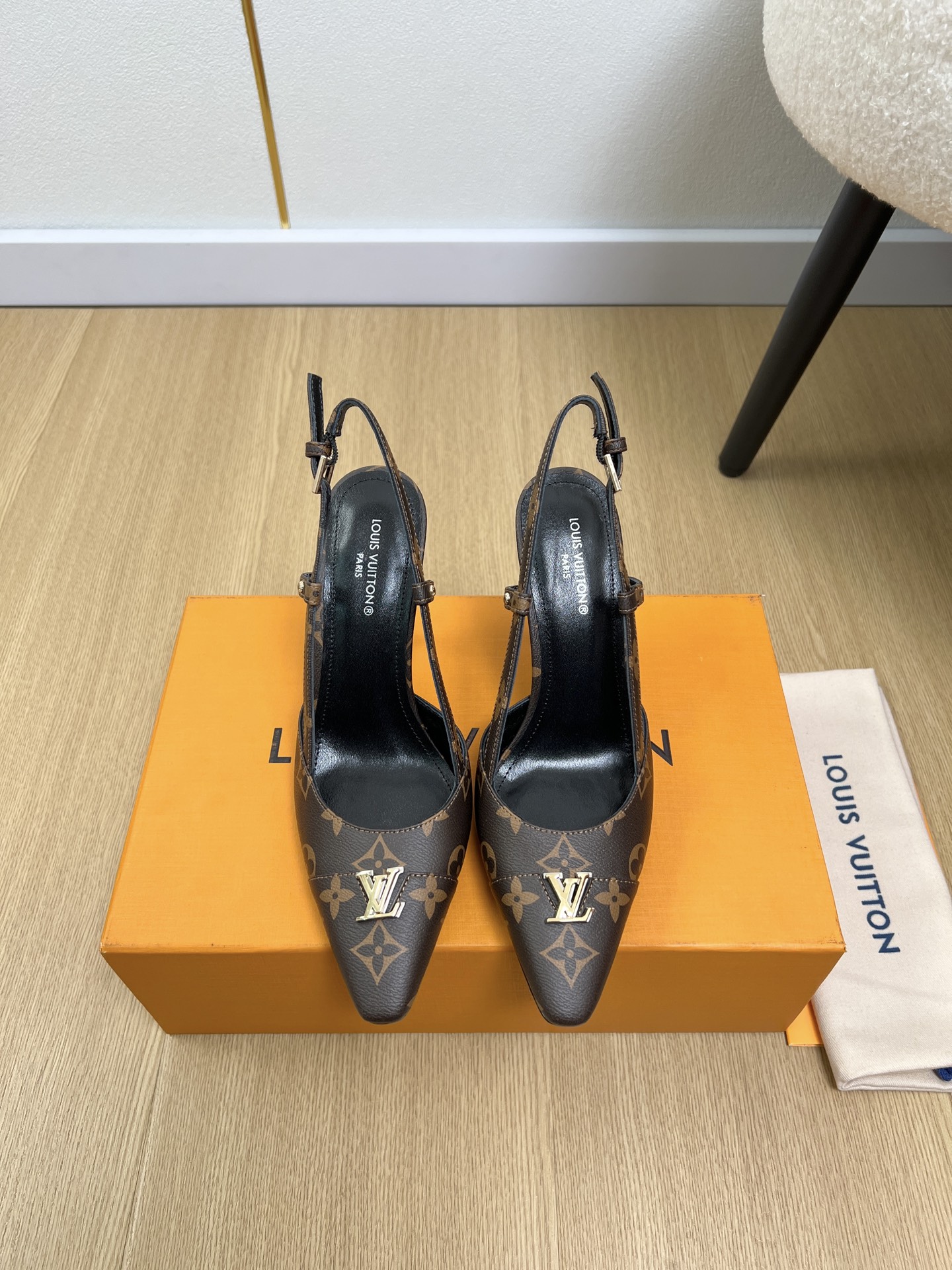 NO:757930,High version Louis Vuitton Louis Vuitton | 2026 L's 2026 early spring new products. The latest letter buckle high-heeled back sandals series can easily be worn on any outfit. The design is simple and the diversified basic models are not seemingly simple, but in fact add many tedious and necessary details. It is a very cute outfit whether at home or out. [Seduce] Thick soles, full toe, wide design, very, very comfortable, both sporty and casual business& upper  Customized cowhide/presbyopia lining Imported goatskin outsole Original Italian leather outsole Heel height 5.5cm/9.5cm Size 34-41 (34.40.41 customized non-returnable) Medium heel High heels, high heels sandals, louis vuitton, louis vuitton, louis vuitton, sandals, high heels, cowhide, sheepskin, Leather soles19860909高版本 Louis Vuitton 路易威登 | 2026 L家2026早春新品 专柜最新字母扣高跟后空凉鞋系列 上脚轻松驾驭任何服饰.设计简约、选择多样化的基础款,而非看似简单,实则添加许多繁琐必要的细节.无论是居家还是外出都是非常可爱的穿搭[勾引]厚底,鞋头饱满,宽版设计,非常非常舒适,既运动,又可以休闲商务& 鞋面 定制牛皮/老花 内里 进口山羊皮 大底 原版意大利真皮大底 跟高 5.5cm/9.5cm 码数 34-41（34.40.41定制不退换） 中跟 高跟,高跟鞋凉鞋,louis vuitton,louis vuitton,louis vuitton,sandals,high heels,cowhide,sheepskin,Leather soles,Women's Shoes