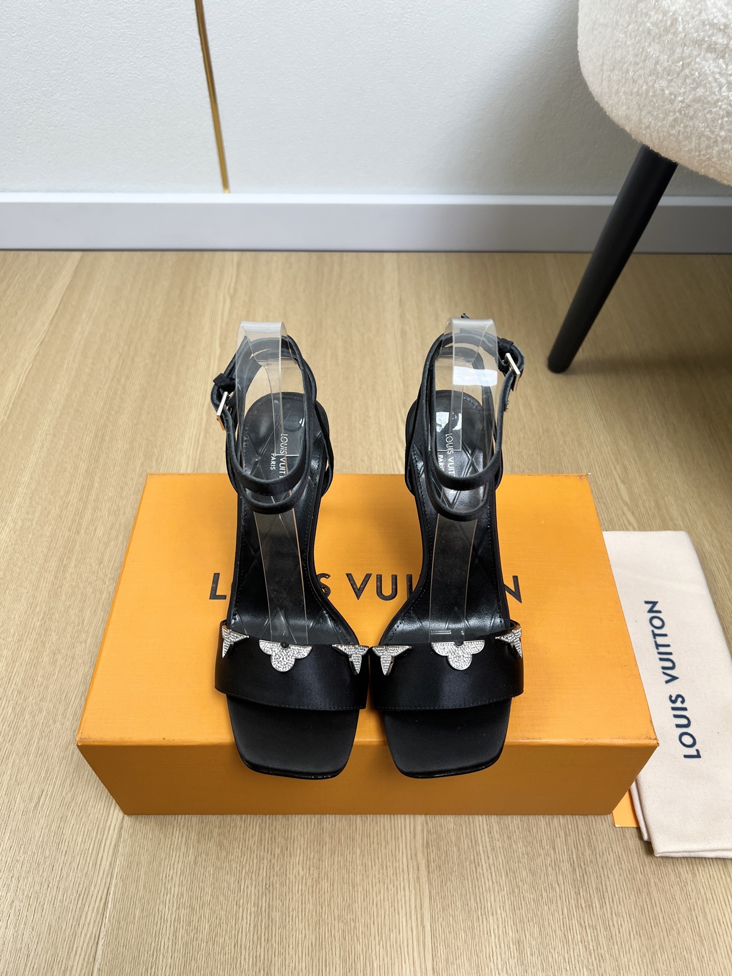 NO:757868,High version Louis Vuitton | 2026 L's 2026 early spring new products. The latest high-heeled sandals series in the counter can be easily worn with any outfit. The design is simple and the diversified basic models are not seemingly simple, but in fact add many tedious and necessary details. It is a very cute outfit whether at home or out. [Seduce] Thick sole, full toe, wide design, very comfortable, both sporty and casual business& Upper Customized cow patent leather/silk  Lining imported goatskin outsole original Italian genuine leather outsole heel height 9cm size 34-41 (34.40.41 customized non-returnable), high heels sandals, louis vuitton, louis vuitton, louis vuitton, sandals, high heels, sheepskin, real silk, Leather soles19860909高版本 Louis Vuitton 路易威登 | 2026 L家2026早春新品 专柜最新高跟凉鞋系列 上脚轻松驾驭任何服饰.设计简约、选择多样化的基础款,而非看似简单,实则添加许多繁琐必要的细节.无论是居家还是外出都是非常可爱的穿搭[勾引]厚底,鞋头饱满,宽版设计,非常非常舒适,既运动,又可以休闲商务& 鞋面 定制牛漆皮/真丝 内里 进口山羊皮 大底 原版意大利真皮大底 跟高 9cm 码数 34-41（34.40.41定制不退换）,高跟鞋凉鞋,louis vuitton,louis vuitton,louis vuitton,sandals,high heels,sheepskin,real silk,Leather soles,Women's Shoes