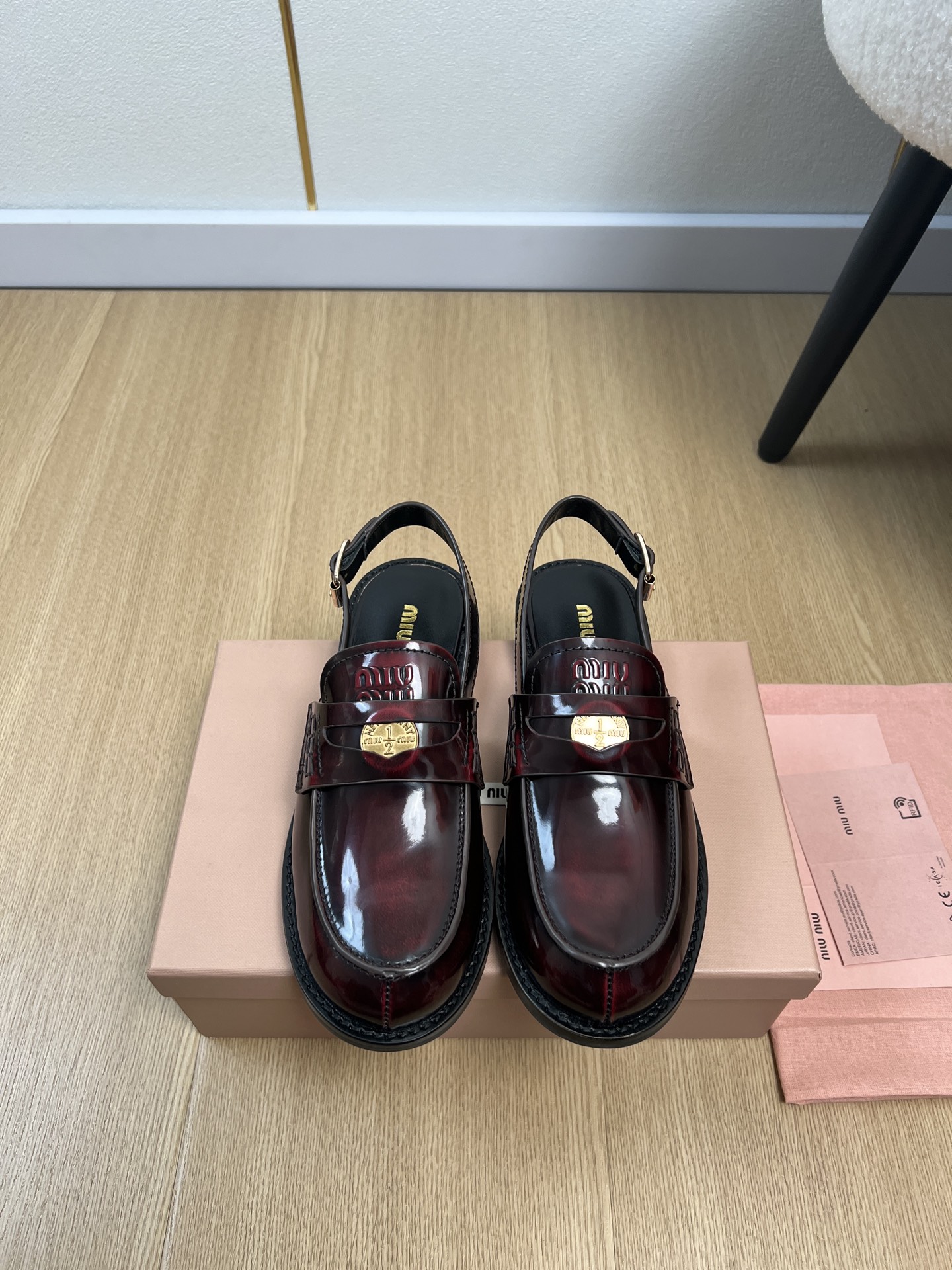 NO:788144,MiuMiu Miu Miu | 2026 miu's 2026 spring and summer new products. The counter's latest popular coin-back half-slip loafers series. Fashionable, simple and high-end, casually matched. Very light and comfortable on the feet. This year's main model is fashionable, simple and high-end, casually matched. Very comfortable on the feet, a must-have for the year!  Original purchase, development and production. Miu's latest hot model. Avant-garde and bold design. The Miu logo style is integrated into the simple lines of this leather sneaker. The unique logo is decorated on the tongue and back, embellished with retro design. Open edge beads on the upper/sassafras cowhide/sheep lining. Imported sheepskin lining. Original molded outsole + genuine leather welt. Shoe thickness 2cm. Size 35-41 (40.41 customized)  Packaging original packaging,sandals,miumiu,loafers,sandals,sneakers,cowhide,sheepskin,sheep19860909MiuMiu缪缪 | 2026 miu家2026春夏新品 专柜最新爆款金钱币后空半拖乐福鞋系列 时尚 简约高级 随意搭配 上脚非常轻便舒适 今年主推款 时尚 简约高级 随意搭配 上脚非常舒适,年度必入款！原版购入开发 做货 miu家最新爆款 前卫大胆的设计 Miu logo 风格融于此款皮革运动鞋的简约线条.别致徽标饰于鞋舌与背面,点缀复古设计. 鞋面开边珠/檫色牛皮/羊猄 内里进口羊皮 大底原版开模大底+真皮沿条 鞋厚2cm 码数35-41（40.41定制） 包装原版包装,凉鞋,miumiu,loafers,sandals,sneakers,cowhide,sheepskin,sheep,Women's Shoes