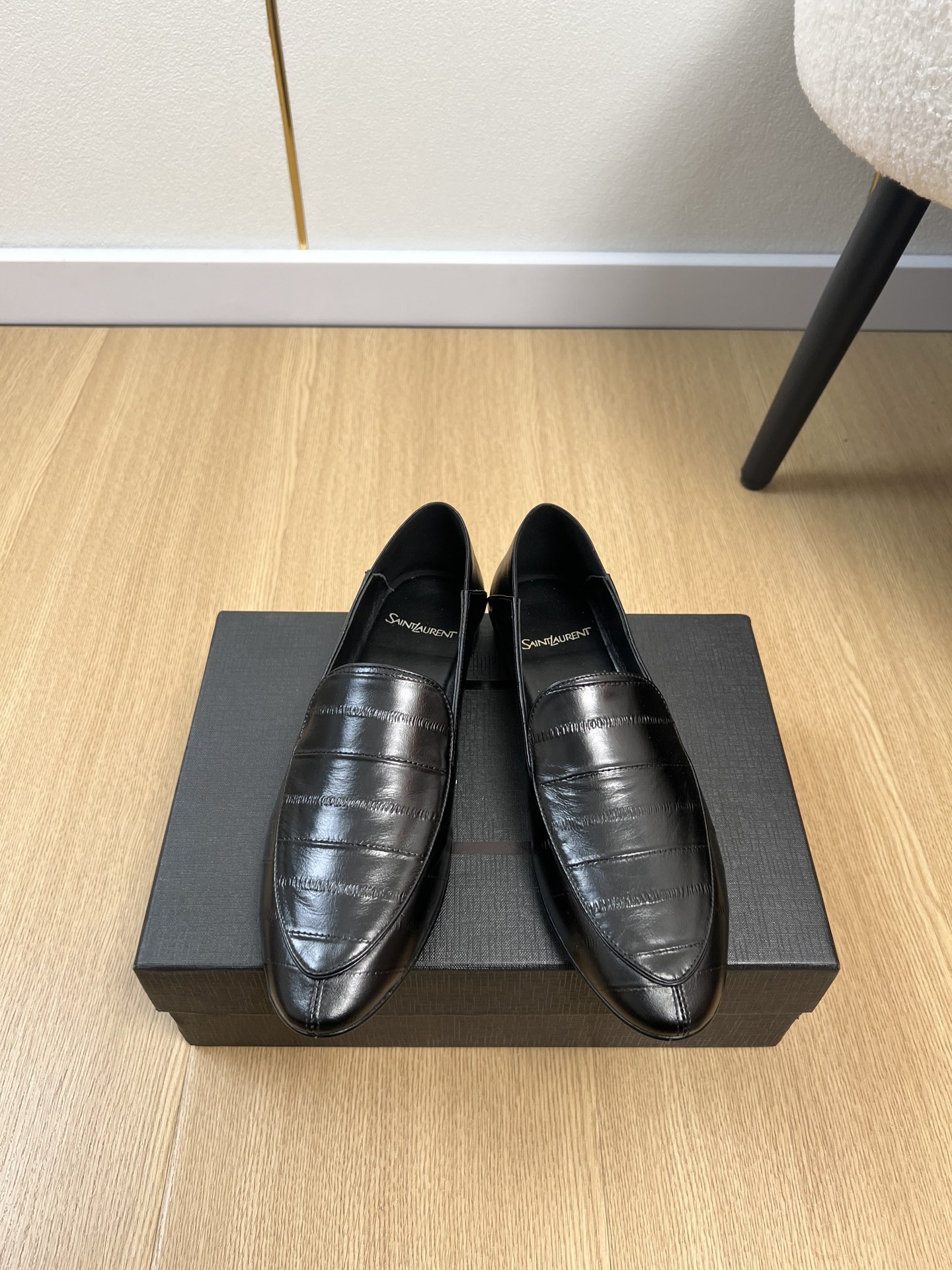 NO:788140,High version SAINT LAURENT | 2026 YSL's 2026 spring and summer new products. The new popular heel-sliding Loaf leather shoes series at the counter. Xiaohongshu strongly recommends the popular Loaf leather shoes. Whether in spring, summer or autumn and winter, a pair of white shoes can instantly light up the whole body. The matching small logo is very delicate and low-key, the leather is soft and does not rub the feet, and the bare feet of the correct size are slightly looser.  The socks fit just right, they are perfect, and they are very comfortable on the feet. They feel great on the feet, and whether you pair them with jeans, a small suit, or a skirt, they can be matched naturally. Upper cowhide/eel grain cowhide, lining sheepskin, outsole, genuine leather outsole imported from Italy, high flat heel, size 35-41 (customized for 40.41), loafers, saint laurent, saint laurent, saint laurent, louis  vuitton,loafers,skirts,jeans,cowhide,sheepskin,leather soles,socks19860909高版本SAINT LAURENT 圣罗兰 | 2026 YSL家2026春夏新品 专柜新款爆款踩跟一脚蹬乐福小皮鞋系列 小红书力推爆款乐福小皮鞋不管春夏还是秋冬,一双白鞋就可瞬间点亮全身的搭配小logo非常精致又低调,皮质柔软不磨脚,正码选的光脚穿略松 穿上袜子刚刚好简直完美到爆、而且上脚效果非常舒服,脚感很棒,而且无论你搭配牛仔裤,小西服,裙子,都能搭配自然 鞋面牛皮/鳗鱼纹牛皮 内里羊皮 大底意大利进口真皮大底 跟高平底 码数35-41（40.41定制）,乐福鞋,saint laurent,saint laurent,saint laurent,louis vuitton,loafers,skirts,jeans,cowhide,sheepskin,Leather soles,socks,Women's Shoes