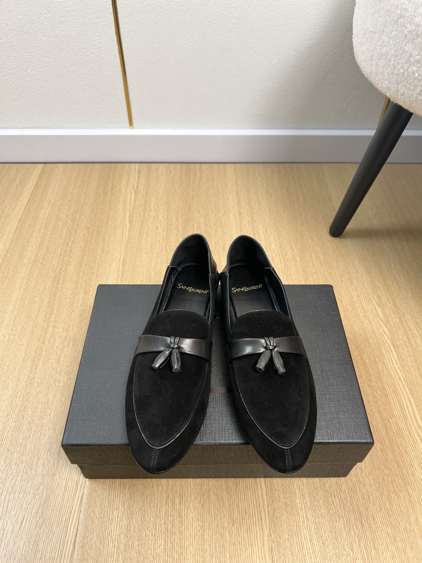 NO:788142,High version SAINT LAURENT | 2026 YSL's 2026 spring and summer new products. The counter's new popular heel-slip-on tassel Loaf leather shoes series. Xiaohongshu strongly recommends the popular Loaf leather shoes. Whether in spring, summer or autumn and winter, a pair of white shoes can instantly light up the whole body. The matching small logo is very delicate and low-key. The leather is soft and does not wear on the feet. It is slightly looser for bare feet if you choose the correct size.  The socks fit just right, they are perfect, and they are very comfortable on the feet. They feel great on the feet, and whether you pair them with jeans, a small suit, or a skirt, they can be matched naturally. The upper is imported cashmere, the lining is sheepskin, the outsole is imported genuine leather outsole from Italy, and the heel is high and flat. Size 35-41 (40.41 customized), loafers, saint laurent, saint laurent, saint laurent, louis  vuitton,loafers,skirts,jeans,sheepskin,leather soles,socks19860909高版本SAINT LAURENT 圣罗兰 | 2026 YSL家2026春夏新品 专柜新款爆款踩跟一脚蹬流苏乐福小皮鞋系列 小红书力推爆款乐福小皮鞋不管春夏还是秋冬,一双白鞋就可瞬间点亮全身的搭配小logo非常精致又低调,皮质柔软不磨脚,正码选的光脚穿略松 穿上袜子刚刚好简直完美到爆、而且上脚效果非常舒服,脚感很棒,而且无论你搭配牛仔裤,小西服,裙子,都能搭配自然 鞋面进口羊绒 内里羊皮 大底意大利进口真皮大底 跟高平底 码数35-41（40.41定制）,乐福鞋,saint laurent,saint laurent,saint laurent,louis vuitton,loafers,skirts,jeans,sheepskin,Leather soles,socks,Women's Shoes