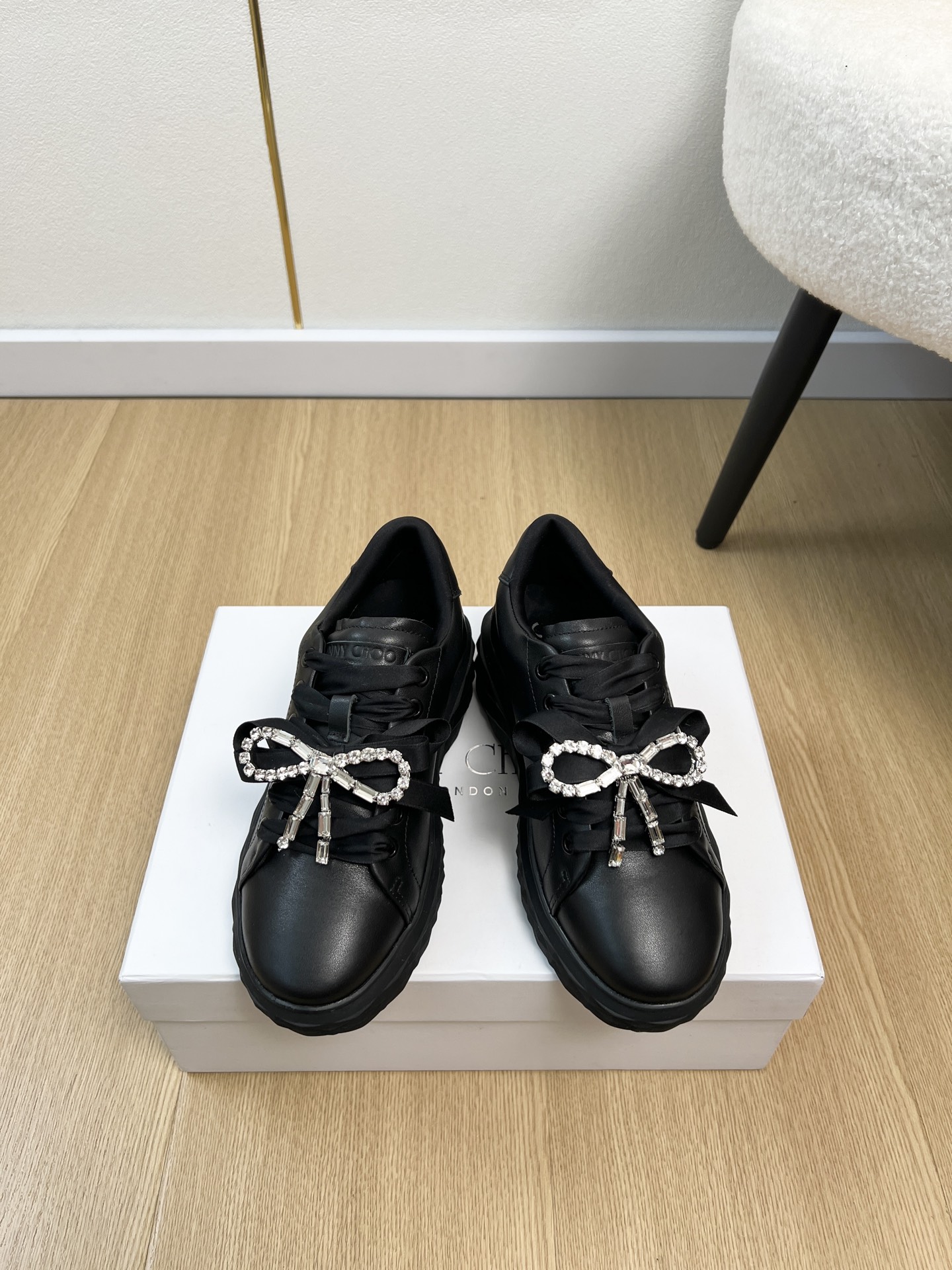 NO:788136,JimmyChoo Jimmy Choo | 2026 JC Home 2026 Spring and Summer New Products The latest hot-selling bow-knot rhinestone sneakers series in the counter. Love at first sight. Xiaohongshu strongly recommends this model. It is a popular model for celebrities and Internet celebrities. It is full of relaxation, elegant, advanced and cute. The rhombus soft calfskin combination and classic rivet buckle are full of retro feel and are the most matching colors. A must-have casual shoe for girls this year. Sole design  Super soft and comfortable, looks good with any combination, fashionable essentials, women love simple and irresistible styles/matching to show a unique style, free to mix and match to shine. Original custom calfskin upper, sheepskin lining, original molded outsole, heel height 4.5cm, size 35-41 (customized 40.41), casual shoes/sports shoes, jimmy choo, jimmy choo, chanel, sneakers, cowhide, sheepskin19860909JimmyChoo 吉米周 | 2026 JC家2026春夏新品 专柜最新爆款蝴蝶结水钻运动鞋系列 一见钟情 小红书力推款, 众明星网红潮人大秀款 松驰感满满 秀气高级又可爱 菱格纹柔软小牛皮配搭和经典柳钉扣满满的复古感又是最最百搭配色 今年女孩必入的一款休闲鞋 鞋底设计 超级柔软舒适怎么搭配都好看,时髦精必备,女士钟爱简约又难以抗拒系/搭配展现与众不同的穿搭风格、自由混搭闪耀到位 鞋面原版定制小牛皮 内里羊皮 大底原版开模大底 跟高4.5cm 码数35-41（40.41定制）,休闲鞋/运动鞋,jimmy choo,jimmy choo,chanel,sneakers,cowhide,sheepskin,Women's Shoes
