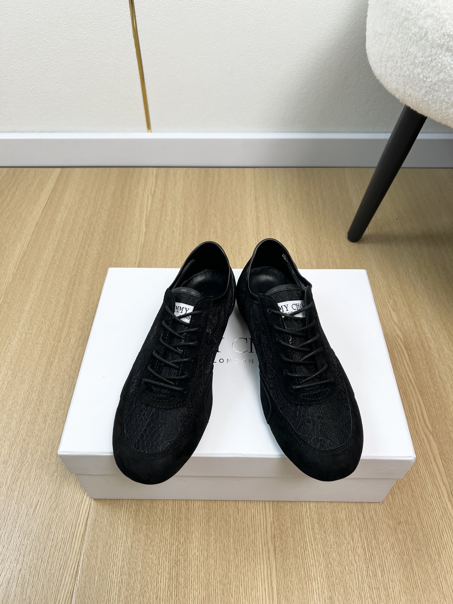 NO:788138,JimmyChoo Jimmy Choo | 2026 JC Home 2026 Spring and Summer New Products The latest popular breathable lace sneakers series in the counter. Love at first sight. Xiaohongshu strongly recommends this model, which is popular among celebrities and Internet celebrities. It is full of relaxation, elegant, high-end and cute. The rhombus soft calfskin combination and the classic rivet buckle are full of retro feel and are the most versatile colors. A must-have casual shoe for girls this year. Sole design  Super soft and comfortable, looks good with any combination, fashionable essentials, women love simple and irresistible styles/matching to show a unique style, free to mix and match to shine. Upper cowhide/lace, lining sheepskin, original open molded outsole, high flat heel, size 35-41 (40.41 customized), lace, leather, casual shoes/sneakers, jimmy choo, jimmy choo, chanel, sneakers, cowhide, sheepskin19860909JimmyChoo 吉米周 | 2026 JC家2026春夏新品 专柜最新爆款透气蕾丝运动鞋系列 一见钟情 小红书力推款, 众明星网红潮人大秀款 松驰感满满 秀气高级又可爱 菱格纹柔软小牛皮配搭和经典柳钉扣满满的复古感又是最最百搭配色 今年女孩必入的一款休闲鞋 鞋底设计 超级柔软舒适怎么搭配都好看,时髦精必备,女士钟爱简约又难以抗拒系/搭配展现与众不同的穿搭风格、自由混搭闪耀到位 鞋面牛皮/蕾丝 内里羊皮 大底原版开模大底 跟高平底 码数35-41（40.41定制） 蕾丝 皮面,休闲鞋/运动鞋,jimmy choo,jimmy choo,chanel,sneakers,cowhide,sheepskin,Women's Shoes