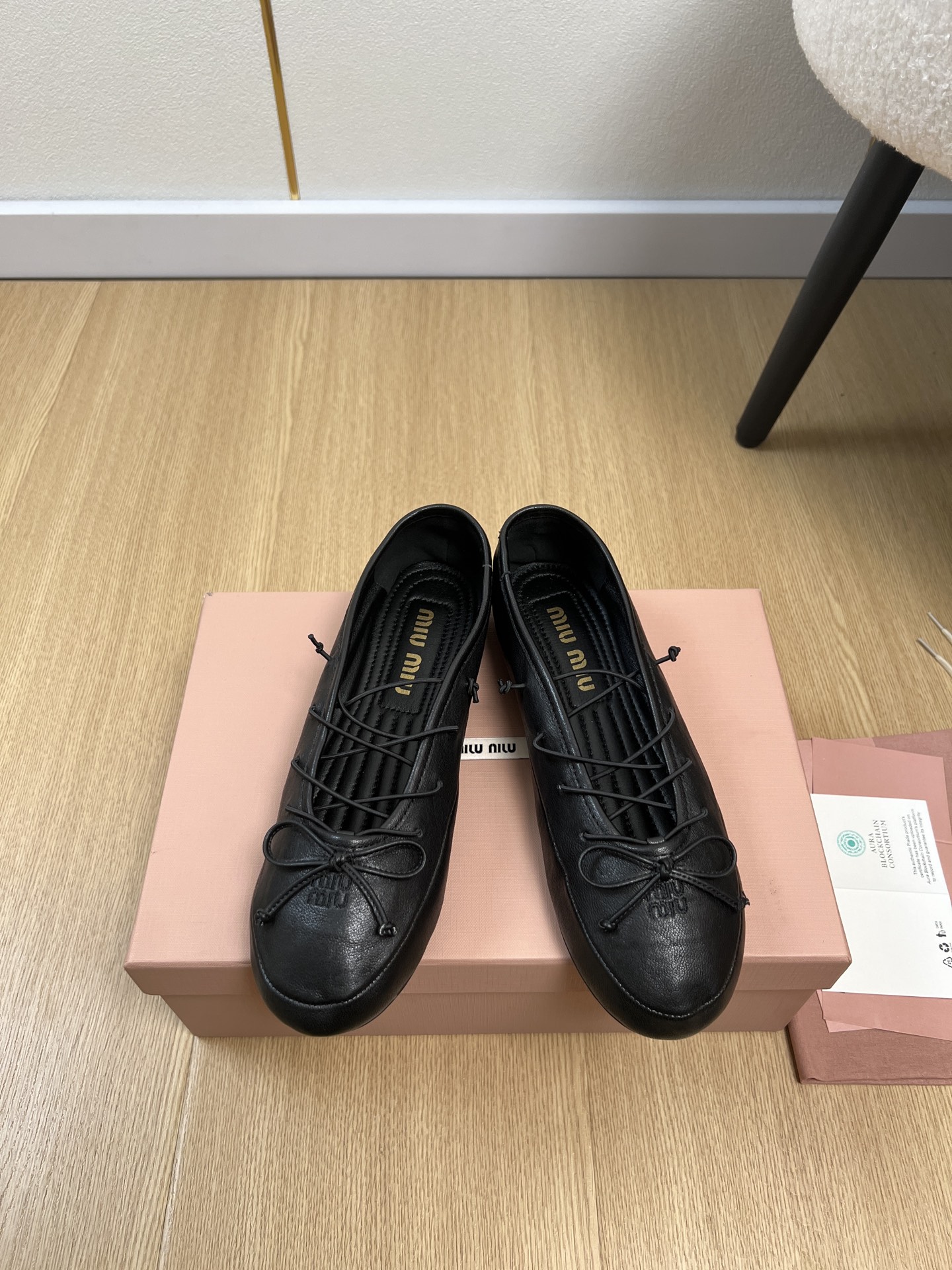 NO:788133,MiuMiu Miu Miu | 2026 miu's 2026 spring and summer new products. The latest popular bow-tie round-toe shoes series in the counter. Fashionable, simple and high-end, casually matched. Very light and comfortable on the feet. This year's main recommendation is fashionable, simple and high-end, casually matched. Very comfortable on the feet, a must-have for the year!  Original purchase, development and production Miu's latest hot model, avant-garde and bold design, the Miu logo style is integrated into the simple lines of this leather sneaker. The unique logo is decorated on the tongue and back, embellished with retro design. Imported sheepskin upper, imported sheepskin lining, original molded rubber non-slip outsole, thick flat bottom, size 35-41 (customized at 40.41), original packaging, ballet shoes, miumiu, sneakers, sheepskin19860909MiuMiu缪缪 | 2026 miu家2026春夏新品 专柜最新爆款蝴蝶结圆头单鞋系列 时尚 简约高级 随意搭配 上脚非常轻便舒适 今年主推款 时尚 简约高级 随意搭配 上脚非常舒适,年度必入款！原版购入开发 做货 miu家最新爆款 前卫大胆的设计 Miu logo 风格融于此款皮革运动鞋的简约线条.别致徽标饰于鞋舌与背面,点缀复古设计. 鞋面进口羊皮 内里进口羊皮 大底原版开模橡胶防滑大底 鞋厚平底 码数35-41（40.41定制） 包装原版包装,芭蕾舞鞋,miumiu,sneakers,sheepskin,Women's Shoes