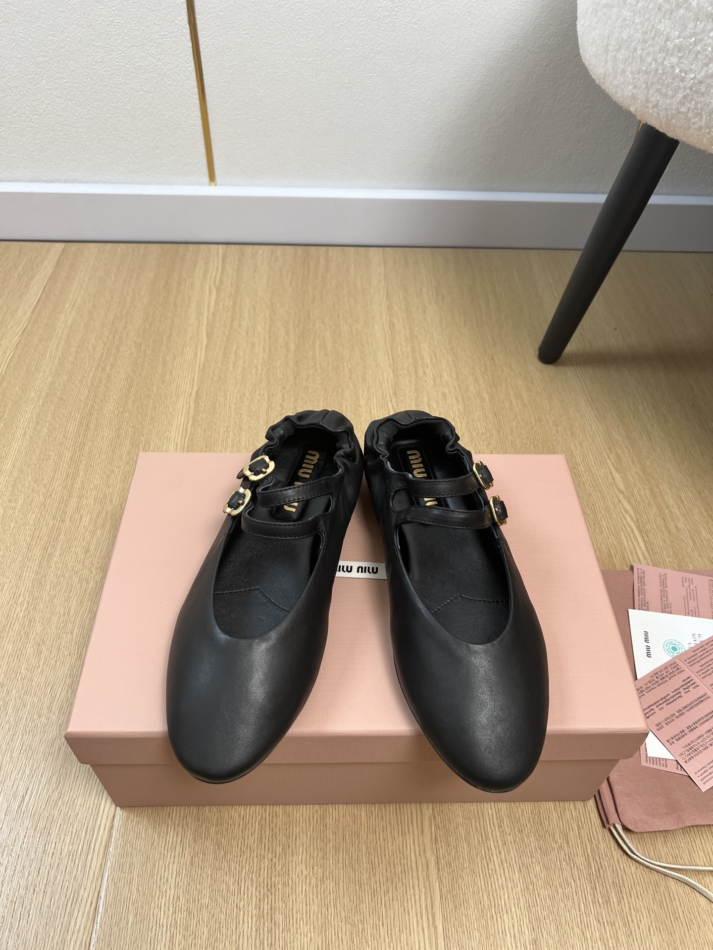 NO:788134,High version MiuMiu Miu Miu | 2026 Miu's 2026 spring and summer new products. The counter's latest popular round-toe double-button single shoe series. Fashionable, simple and high-end, casually matched. Very light and comfortable on the feet. This year's main recommendation is fashionable, simple and high-end, casually matched. Very comfortable on the feet, a must-have for the year!  Original purchase, development and production Miu's latest hot model, avant-garde and bold design, Miu logo style is integrated into the simple lines of this leather sneaker. The unique logo is decorated on the tongue and back, embellished with retro design. The upper is original customized imported sheepskin, the lining is imported sheepskin, the outsole is original imported leather outsole, the shoe is thick and flat, the size is 35-41 (customized at 40.41), the packaging is original packaging, ballet shoes, miumiu, sneakers, sheepskin, Leather  soles19860909高版本 MiuMiu缪缪 | 2026 miu家2026春夏新品 专柜最新爆款圆头双扣单鞋系列 时尚 简约高级 随意搭配 上脚非常轻便舒适 今年主推款 时尚 简约高级 随意搭配 上脚非常舒适,年度必入款！原版购入开发 做货 miu家最新爆款 前卫大胆的设计 Miu logo 风格融于此款皮革运动鞋的简约线条.别致徽标饰于鞋舌与背面,点缀复古设计. 鞋面原版定制进口羊皮 内里进口羊皮 大底原版进口真皮大底 鞋厚平底 码数35-41（40.41定制） 包装原版包装,芭蕾舞鞋,miumiu,sneakers,sheepskin,Leather soles,Women's Shoes