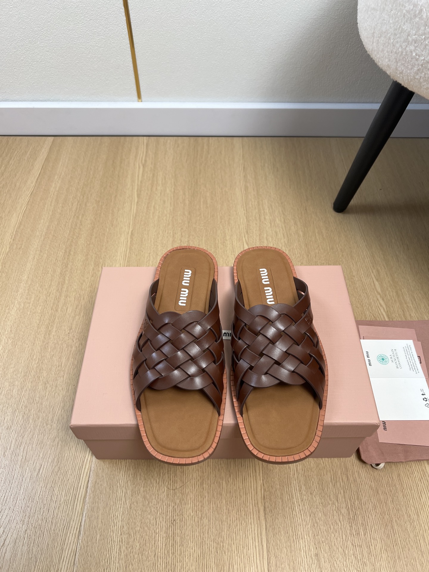 NO:788129,High version MiuMiu Miu Miu | 2026 miu's 2026 spring and summer new products. The latest popular woven slippers series in the counter. Fashionable, simple and high-end, casually matched. Very light and comfortable on the feet. This year's main recommendation is fashionable, simple and high-end, casually matched. Very comfortable on the feet, a must-have for the year!  Original purchase, development and production. Miu's latest hot model. Avant-garde and bold design. The Miu logo style is integrated into the simple lines of this leather sneaker. The unique logo is decorated on the tongue and back, embellished with retro design. Original custom-made imported cowhide on the upper. Imported cowhide on the lining. Outsole. Original imported leather outsole + leather welt. Thick flat bottom. Size 35-41 (customized at 40.41)  Packaging Original packaging, slippers, miumiu, sneakers, slippers, cowhide, Leather soles19860909高版本 MiuMiu缪缪 | 2026 miu家2026春夏新品 专柜最新爆款编织拖鞋系列 时尚 简约高级 随意搭配 上脚非常轻便舒适 今年主推款 时尚 简约高级 随意搭配 上脚非常舒适,年度必入款！原版购入开发 做货 miu家最新爆款 前卫大胆的设计 Miu logo 风格融于此款皮革运动鞋的简约线条.别致徽标饰于鞋舌与背面,点缀复古设计. 鞋面原版定制进口牛皮 内里进口牛皮 大底原版进口真皮大底+真皮沿条 鞋厚平底 码数35-41（40.41定制） 包装原版包装,拖鞋,miumiu,sneakers,slippers,cowhide,Leather soles,Women's Shoes