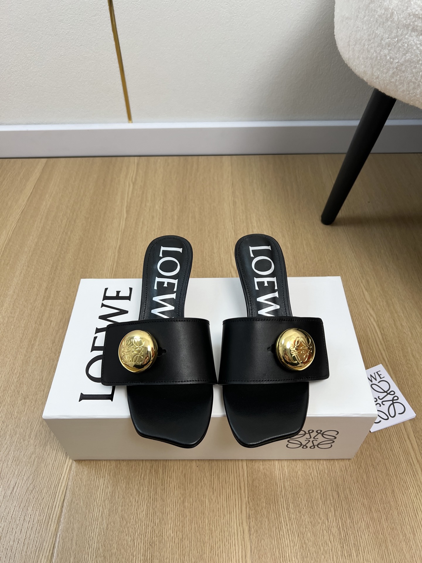 NO:788131,LOEVE | 2026 New products for spring and summer 2026. The latest hot-selling small gold ball one-strap mid-heeled slippers series at the counter. A popular slipper recommended by Xiaohongshu. Super cute. A must-have style that fashionistas must not miss. There is no complicated decoration. It has an excellent vintage feel. Pure and minimalist. It is neat and poetic. Super versatile. Upper. Original imported cowhide. Lining. Sheepskin outsole.  Genuine leather outsole imported from Italy, heel height 4.5cm, size 35-42 (40.41.42 customized), slippers, loewe, loewe, slippers, cowhide, sheepskin, Leather soles19860909LOEVE 罗意威 | 2026  2026春夏新品 专柜最新爆小金球一字带中跟拖鞋系列 小红书力推爆款的一款拖鞋 超级可爱 时髦精绝对不能错过的必入款,没有任何繁杂装饰,质感极好的vintage感,纯粹和极简做得利落又诗意 超级百搭款 鞋面 原版进口牛皮 内里 羊皮 大底 意大利进口真皮大底  跟高 4.5cm 码数 35-42（40.41.42定制）,拖鞋,loewe,loewe,slippers,cowhide,sheepskin,Leather soles,Women's Shoes