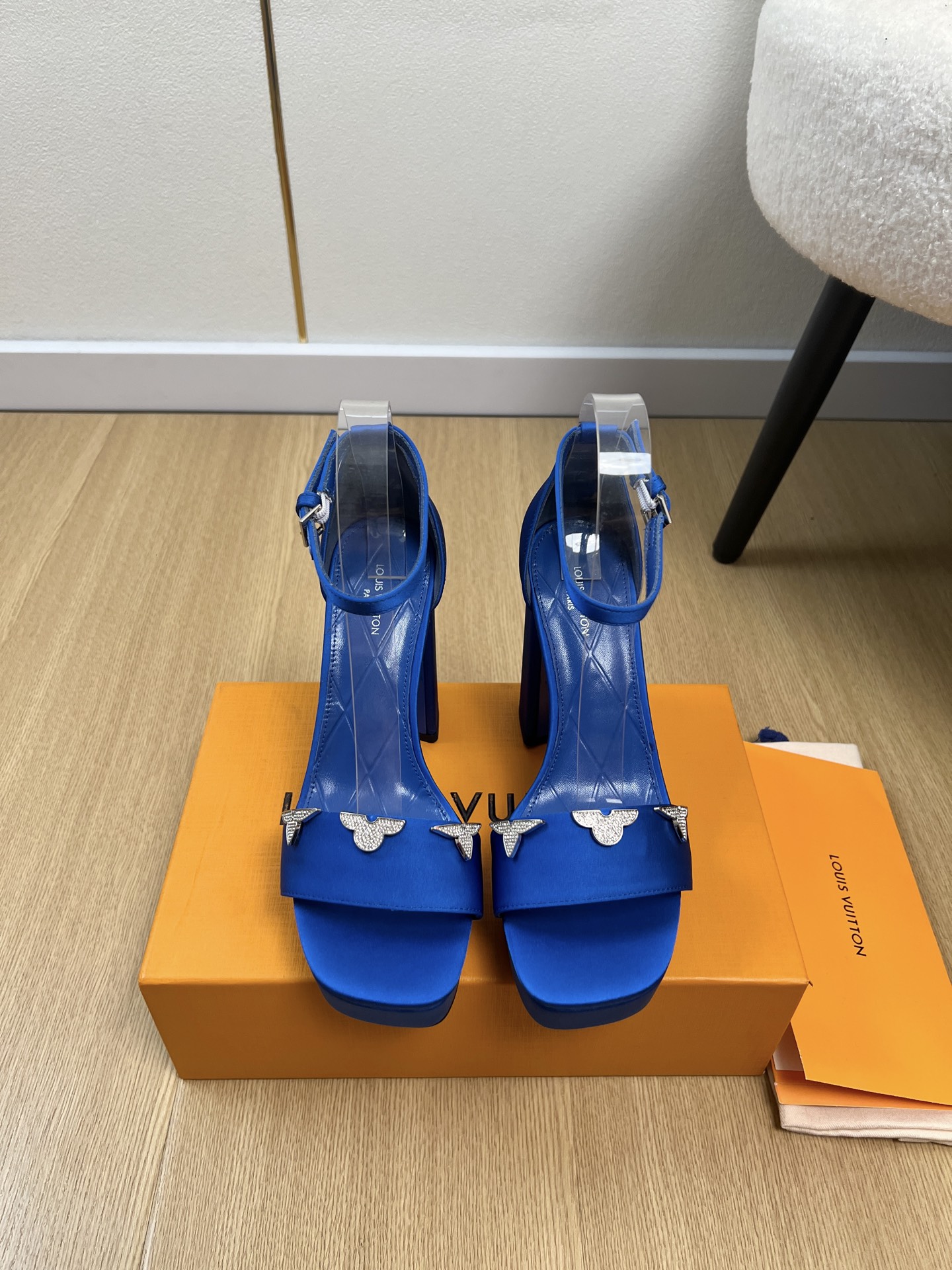 NO:788123,High version Louis Vuitton Louis Vuitton | 2026 L's 2026 early spring new products counter's latest V-shaped hollow square heel high heel waterproof platform back hollow sandals series  It is easy to wear any clothing on your feet. The design is simple and the diversified basic models are not seemingly simple, but in fact add many tedious and necessary details. It is a very cute outfit whether at home or out. [Seduce] Thick soles, full toe, wide design, very comfortable, both sporty and casual business. Upper Customized silk lining Imported sheepskin outsole Original Italian leather outsole Heel height 11cm, front platform 3cm size  34-41 (34.40.41 customization is not returnable), high heels sandals, louis vuitton, louis vuitton, louis vuitton, sandals, high heels, sheepskin, real silk, Leather soles19860909高版本 Louis Vuitton 路易威登 | 2026 L家2026早春新品 专柜最新V型镂空方跟高跟防水台后空凉鞋系列 上脚轻松驾驭任何服饰.设计简约、选择多样化的基础款,而非看似简单,实则添加许多繁琐必要的细节.无论是居家还是外出都是非常可爱的穿搭[勾引]厚底,鞋头饱满,宽版设计,非常非常舒适,既运动,又可以休闲商务& 鞋面 定制真丝 内里 进口羊皮 大底 原版意大利真皮大底 跟高 11cm前水台3cm 码数 34-41（34.40.41定制不退换）,高跟鞋凉鞋,louis vuitton,louis vuitton,louis vuitton,sandals,high heels,sheepskin,real silk,Leather soles,Women's Shoes