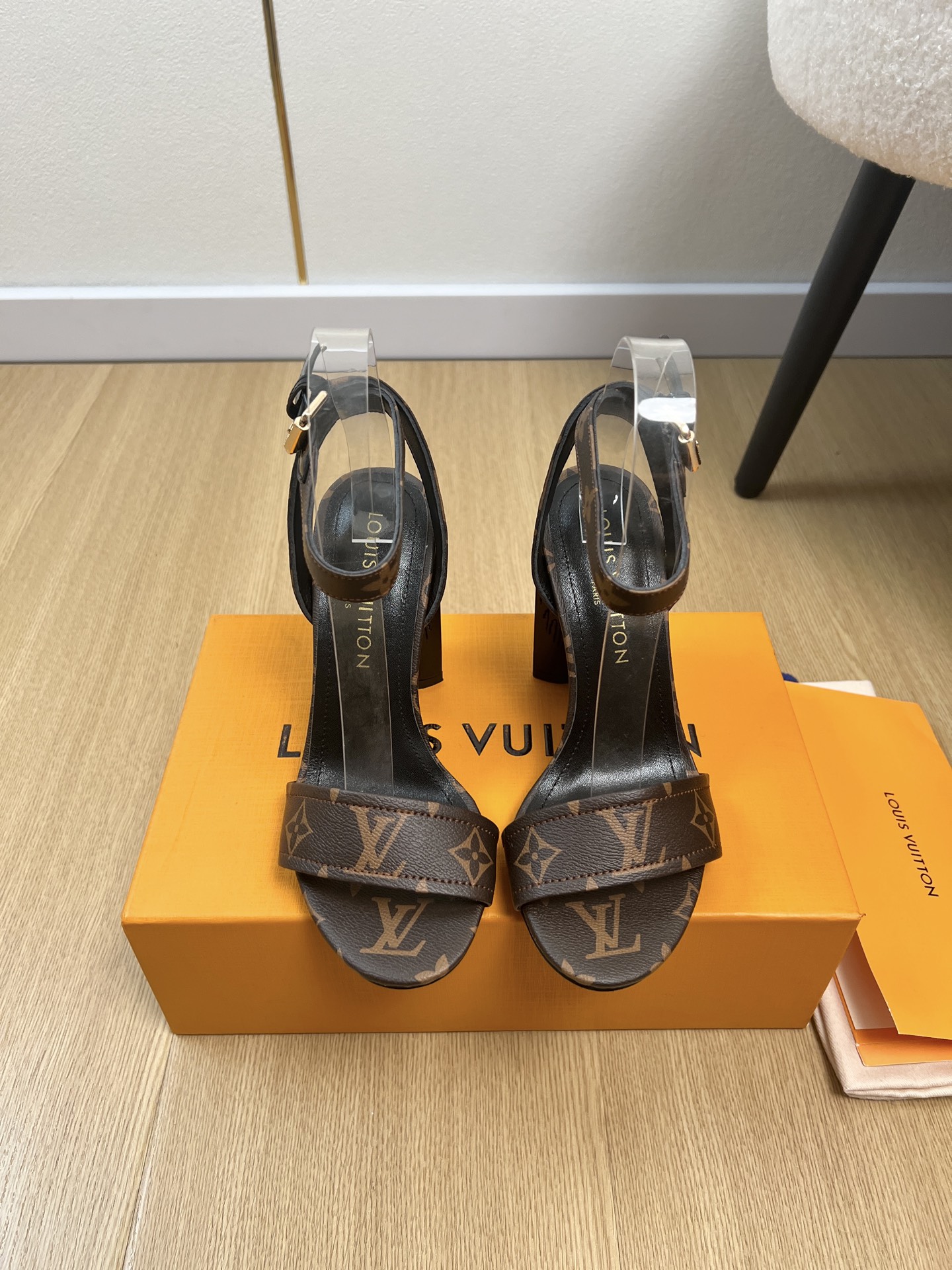 NO:788125,High version Louis Vuitton Louis Vuitton | 2026 L's 2026 early spring new products. The latest plum blossom heel high-heeled sandals series in the counter can be easily worn on any outfit. The design is simple and the diversified basic models are not seemingly simple, but in fact add many tedious and necessary details. It is a very cute outfit whether at home or out. [Seduce] Thick soles, full toe, wide design, very, very comfortable, both sporty and casual for business & upper  Customized denim/presbyopia lining Imported goatskin outsole Original Italian genuine leather outsole Heel height 10cm Size 34-41 (34.40.41 customized non-refundable), high heels and sandals, louis vuitton, louis vuitton, louis vuitton, sandals, high heels, sheepskin, Leather soles19860909高版本 Louis Vuitton 路易威登 | 2026 L家2026早春新品 专柜最新梅花跟高跟凉鞋系列 上脚轻松驾驭任何服饰.设计简约、选择多样化的基础款,而非看似简单,实则添加许多繁琐必要的细节.无论是居家还是外出都是非常可爱的穿搭[勾引]厚底,鞋头饱满,宽版设计,非常非常舒适,既运动,又可以休闲商务& 鞋面 定制牛仔布/老花 内里 进口山羊皮 大底 原版意大利真皮大底 跟高 10cm 码数 34-41（34.40.41定制不退换）,高跟鞋凉鞋,louis vuitton,louis vuitton,louis vuitton,sandals,high heels,sheepskin,Leather soles,Women's Shoes