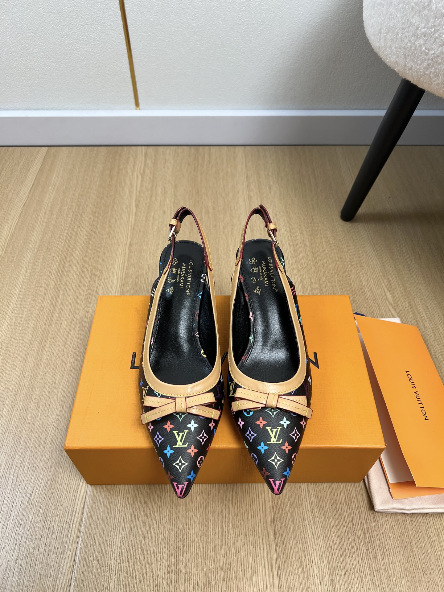 NO:788127,Louis Vuitton Louis Vuitton | 2026 L's 2026 spring and summer new products. The latest popular point-toe bow kitten heel sandals series at the counter. Xiaohongshu strongly recommends the popular style. This 6AM sandal is from the Louis Vuitton × Murakami reissue series, which is a full-frame Monogram.  The pattern is dipped in rainbow tones, illustrating the iconic brushwork of Japanese artist Takashi Murakami. The loafers are constructed with an elegant kitten heel, and the studded cowhide leather strap adds a modern touch. Classic and versatile, with impeccable details and super good-looking on the feet. Sports and fashion coexist. A must-have item for home and travel, a style not to be missed this summer. Imported denim/presbyopia upper, sheepskin lining, Italian genuine leather outsole, heel height 5.5cm  Size 34-41 (34.40.41 customized), high heels sandals, louis vuitton, louis vuitton, louis vuitton, sandals, high heels, cowhide, sheepskin, Leather soles19860909Louis Vuitton 路易威登| 2026 L家2026春夏新品 专柜最新爆款尖头蝴蝶结小猫跟后空凉鞋系列 小红书力推爆款,本款6AM 凉拖出自路易威登×村上隆再版系列,为全幅Monogram 图案浸染彩虹色调,娓娓道出日本艺术家村上隆的标志性笔触.便鞋构型融入优雅小猫跟,饰钉牛皮革带再添摩登风范..经典百搭,细节完美无可挑剔,上脚超级好看 运动与时尚并存 居家旅行必备单品,这个夏天不可错过的款式 鞋面进口牛仔布/老花 内里羊皮 大底意大利真皮大底 跟高5.5cm 码数34-41（34.40.41定制）,高跟鞋凉鞋,louis vuitton,louis vuitton,louis vuitton,sandals,high heels,cowhide,sheepskin,Leather soles,Women's Shoes