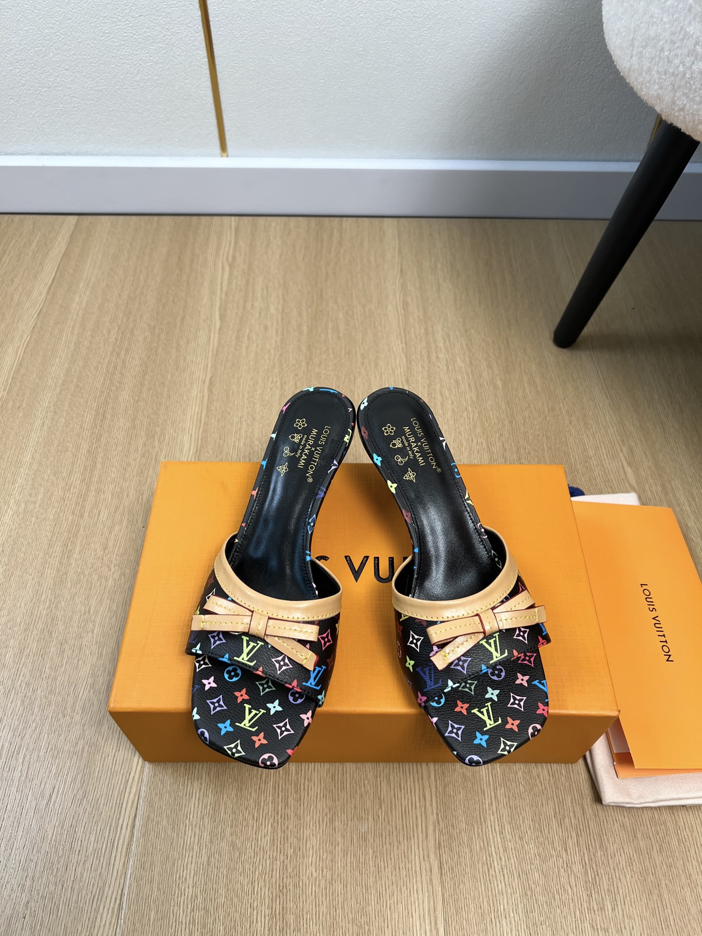 NO:788117,Louis Vuitton Louis Vuitton | 2026 L's 2026 spring and summer new products. The latest popular bow kitten heel sandals series in the counter. Xiaohongshu strongly recommends the popular models. This 6AM sandals are from the Louis Vuitton×Takashi Murakami reissue series, which is a full-frame Monogram.  The pattern is dipped in rainbow tones, illustrating the iconic brushwork of Japanese artist Takashi Murakami. The loafers are constructed with an elegant kitten heel, and the studded cowhide leather strap adds a modern touch. Classic and versatile, with impeccable details and super good-looking on the feet. Sports and fashion coexist. A must-have item for home and travel, a style not to be missed this summer. Imported denim/presbyopia upper, sheepskin lining, Italian genuine leather outsole, heel height 5.5cm  Size 34-41 (34.40.41 customized), high heels and slippers, louis vuitton, louis vuitton, louis vuitton, high heels, slippers, cowhide, sheepskin, Leather soles19860909Louis Vuitton 路易威登| 2026 L家2026春夏新品 专柜最新爆款蝴蝶结小猫跟凉拖鞋系列 小红书力推爆款,本款6AM 凉拖出自路易威登×村上隆再版系列,为全幅Monogram 图案浸染彩虹色调,娓娓道出日本艺术家村上隆的标志性笔触.便鞋构型融入优雅小猫跟,饰钉牛皮革带再添摩登风范..经典百搭,细节完美无可挑剔,上脚超级好看 运动与时尚并存 居家旅行必备单品,这个夏天不可错过的款式 鞋面进口牛仔布/老花 内里羊皮 大底意大利真皮大底 跟高5.5cm 码数34-41（34.40.41定制）,高跟鞋拖鞋,louis vuitton,louis vuitton,louis vuitton,high heels,slippers,cowhide,sheepskin,Leather soles,Women's Shoes