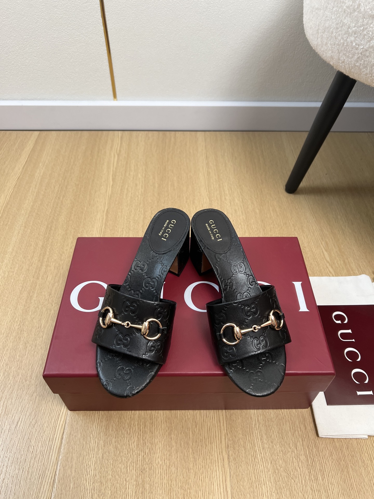 NO:788119,GUCCI Gucci | 2026 G Home 2026 Spring and Summer New Products The latest series of classic horsebit thick heel slippers in the counter can be easily worn with any outfit. The design is simple and the diversified basic models are not seemingly simple, but in fact add many tedious and necessary details. It is a very cute outfit whether at home or out. [Seduce] Thick sole, full toe, wide design, very comfortable, both sporty and casual for business & upper embossed cowhide leather/customized GG cloth  Lining Sheepskin lining Outsole Italian imported leather outsole Heel height 5.5cm Size 35-42 (customized at 40.41.42), high heels and slippers, gucci, gucci, gucci, high heels, slippers, cowhide, sheepskin, Leather soles19860909GUCCI 古驰 | 2026 G家2026春夏新品 专柜最新经典马衔扣粗跟拖鞋系列 上脚轻松驾驭任何服饰.设计简约、选择多样化的基础款,而非看似简单,实则添加许多繁琐必要的细节.无论是居家还是外出都是非常可爱的穿搭[勾引]厚底,鞋头饱满,宽版设计,非常非常舒适,既运动,又可以休闲商务& 鞋面 压纹牛皮/定制GG布 内里 羊皮内里 大底 意大利进口真皮大底 跟高 5.5cm 码数 35-42（40.41.42定制）,高跟鞋拖鞋,gucci,gucci,gucci,high heels,slippers,cowhide,sheepskin,Leather soles,Women's Shoes