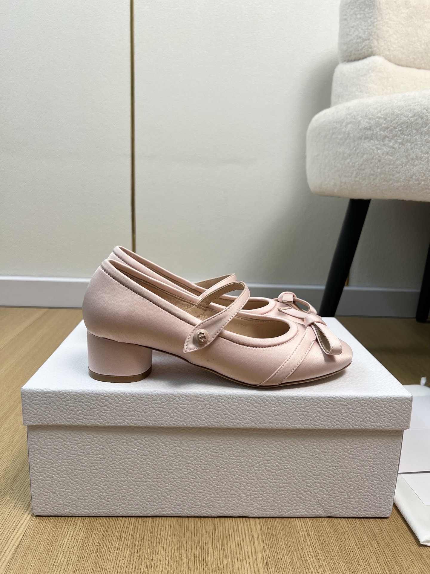 NO:782794,Dior Dior | 2026 D Home 2026 spring and summer new products counter new popular bow dance shoes flat mid-heeled shoes series ~ original purchase development and production This pearl thick-heeled sandals reinterpret Dior's flagship item, showing modern elegance. Extraordinary comfort. It can add classic style to various styles, and can also be matched with other items in the Miss Dior limited series to create matching looks [Celebration] [Celebration] [Celebration] Upper Imported sheepskin/silk  Lining Sheepskin Foot Pads Sheepskin Outsole Italian imported genuine leather outsole Heel height flat/4cm Size 35-41 (40.41 customized) Thick heel, ballet shoes, dior, dior, dior, sandals, sheepskin, real silk, Leather soles19860909Dior迪奥 | 2026 D家2026春夏新品 专柜新款爆款蝴蝶结舞蹈鞋平底中跟单鞋系列～ 原版购入开发 做货 这款珍珠粗跟凉鞋重新诠释 Dior 主打单品,彰显现代优雅气质.舒适非凡.可为各式造型增添经典风格,亦可与 Miss Dior 限定系列的其他单品搭配,打造配套造型[庆祝][庆祝][庆祝] 鞋面 进口羊皮/真丝 内里 羊皮 垫脚 羊皮 大底 意大利进口真皮大底  跟高平底/4cm 码数 35-41（40.41定制） 粗跟,芭蕾舞鞋,dior,dior,dior,sandals,sheepskin,real silk,Leather soles,Women's Shoes