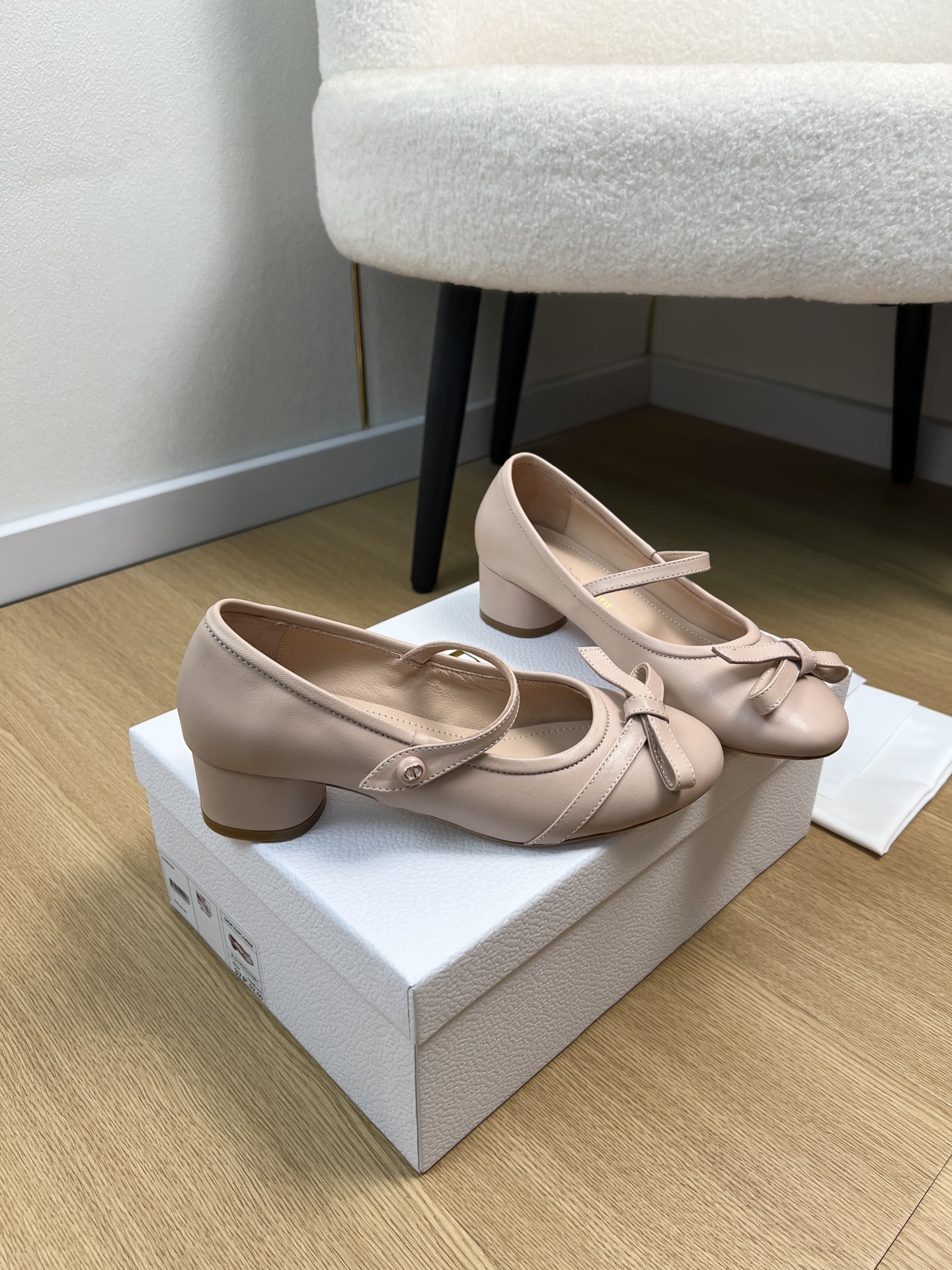 NO:782807,Dior Dior | 2026 D Home 2026 spring and summer new products counter new popular bow dance shoes flat mid-heeled shoes series ~ original purchase development and production This pearl thick-heeled sandals reinterpret Dior's flagship item, showing modern elegance. Extraordinary comfort. It can add classic style to various styles, and can also be matched with other items in the Miss Dior limited series to create matching looks [Celebration] [Celebration] [Celebration] Upper Imported sheepskin/silk  Lining Sheepskin Foot Pads Sheepskin Outsole Italian imported genuine leather outsole Heel height flat/4cm Size 35-41 (40.41 customized) Thick heel, ballet shoes, dior, dior, dior, sandals, sheepskin, real silk, Leather soles19860909Dior迪奥 | 2026 D家2026春夏新品 专柜新款爆款蝴蝶结舞蹈鞋平底中跟单鞋系列～ 原版购入开发 做货 这款珍珠粗跟凉鞋重新诠释 Dior 主打单品,彰显现代优雅气质.舒适非凡.可为各式造型增添经典风格,亦可与 Miss Dior 限定系列的其他单品搭配,打造配套造型[庆祝][庆祝][庆祝] 鞋面 进口羊皮/真丝 内里 羊皮 垫脚 羊皮 大底 意大利进口真皮大底  跟高平底/4cm 码数 35-41（40.41定制） 粗跟,芭蕾舞鞋,dior,dior,dior,sandals,sheepskin,real silk,Leather soles,Women's Shoes