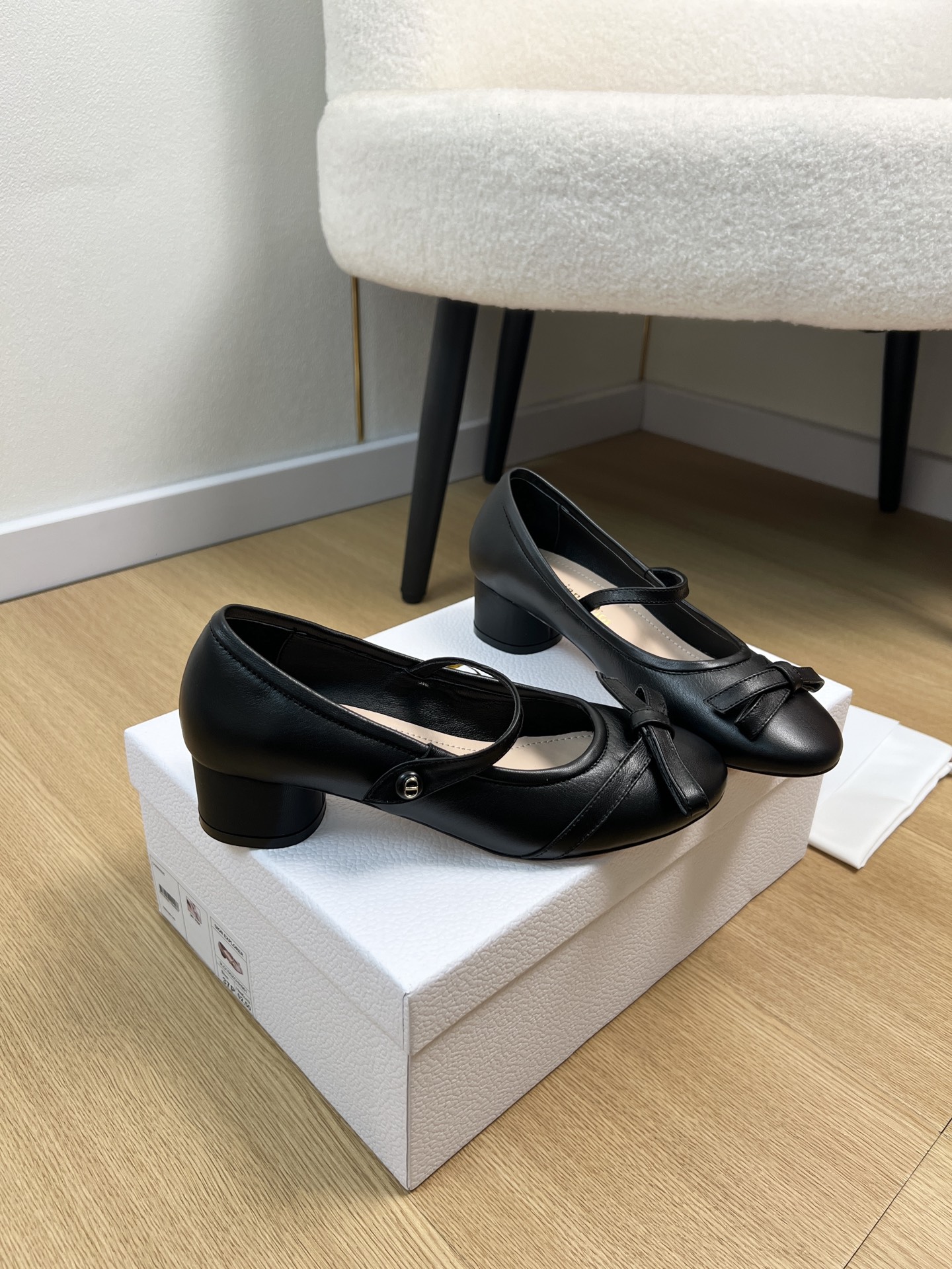 NO:782800,Dior Dior | 2026 D Home 2026 spring and summer new products counter new popular bow dance shoes flat mid-heeled shoes series ~ original purchase development and production This pearl thick-heeled sandals reinterpret Dior's flagship item, showing modern elegance. Extraordinary comfort. It can add classic style to various styles, and can also be matched with other items in the Miss Dior limited series to create matching looks [Celebration] [Celebration] [Celebration] Upper Imported sheepskin/silk  Lining Sheepskin Foot Pads Sheepskin Outsole Italian imported genuine leather outsole Heel height flat/4cm Size 35-41 (40.41 customized) Thick heel, ballet shoes, dior, dior, dior, sandals, sheepskin, real silk, Leather soles19860909Dior迪奥 | 2026 D家2026春夏新品 专柜新款爆款蝴蝶结舞蹈鞋平底中跟单鞋系列～ 原版购入开发 做货 这款珍珠粗跟凉鞋重新诠释 Dior 主打单品,彰显现代优雅气质.舒适非凡.可为各式造型增添经典风格,亦可与 Miss Dior 限定系列的其他单品搭配,打造配套造型[庆祝][庆祝][庆祝] 鞋面 进口羊皮/真丝 内里 羊皮 垫脚 羊皮 大底 意大利进口真皮大底  跟高平底/4cm 码数 35-41（40.41定制）  粗跟,芭蕾舞鞋,dior,dior,dior,sandals,sheepskin,real silk,Leather soles,Women's Shoes
