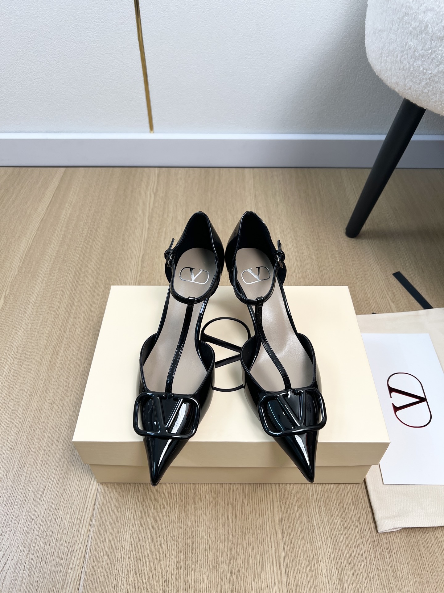 NO:781818,Valentino Valentino | 2026 V Home 2026 Spring and Summer New Products Counter New Large V-Buckle Pointed Toe Hollow Shoes Series Hot Thai Pants!  A perfect artifact. The mid-heel design looks good but is not tiring to wear. The deep-cut design highlights the brand's unique design style. Luxurious and fashionable. Very recognizable. Exquisite round toe. The side curve is perfect. The taste is particularly pure. The lady's temperament is full of femininity. The foot feels perfect. Summer really needs versatile shoes. They look good no matter how you match them. They are casual and high-end. The comfort is also great. Paired with various pants, it is trendy. Super good-looking and versatile.  The rhinestone matching design perfectly blends the joy of seamless switching between playfulness and elegance. Wear it and dance a cheerful swing dance. The upper is imported custom cow patent leather. The lining is sheepskin. The foot pad is sheepskin. The outsole is genuine leather outsole imported from Italy. The heel height is 6cm. The size is 35-42 (40.41.42 customized). High-heeled sandals, valentino, valentino, sandals, high heels, sheepskin, Leather soles19860909Valentino 华伦天奴 | 2026 V家2026春夏新品 专柜新款大V扣尖头中空鞋系列 泰裤辣！妥妥神器一枚 中跟设计穿上好看又不会累,深口设计搭配彰显了品牌独有的设计风格 奢华时尚 极有辨识度 精致的圆头 侧身弧线完美味儿特别纯正 名媛气质女人味十足,脚感满分夏天真的太需要百搭鞋了,怎么搭配都好看,随意且高级的感觉舒适度也很棒,搭配各种裤子,潮爆了 超好看百搭 水钻搭配设计完美融合在俏皮和优雅问无缝切换的快乐,穿上它跳起欢快的摇摆舞吧 鞋面进口定制牛漆皮 内里羊皮 垫脚羊皮 大底意大利进口真皮大底 跟高6cm 码数35-42（40.41.42定制）,高跟鞋凉鞋,valentino,valentino,sandals,high heels,sheepskin,Leather soles,Women's Shoes